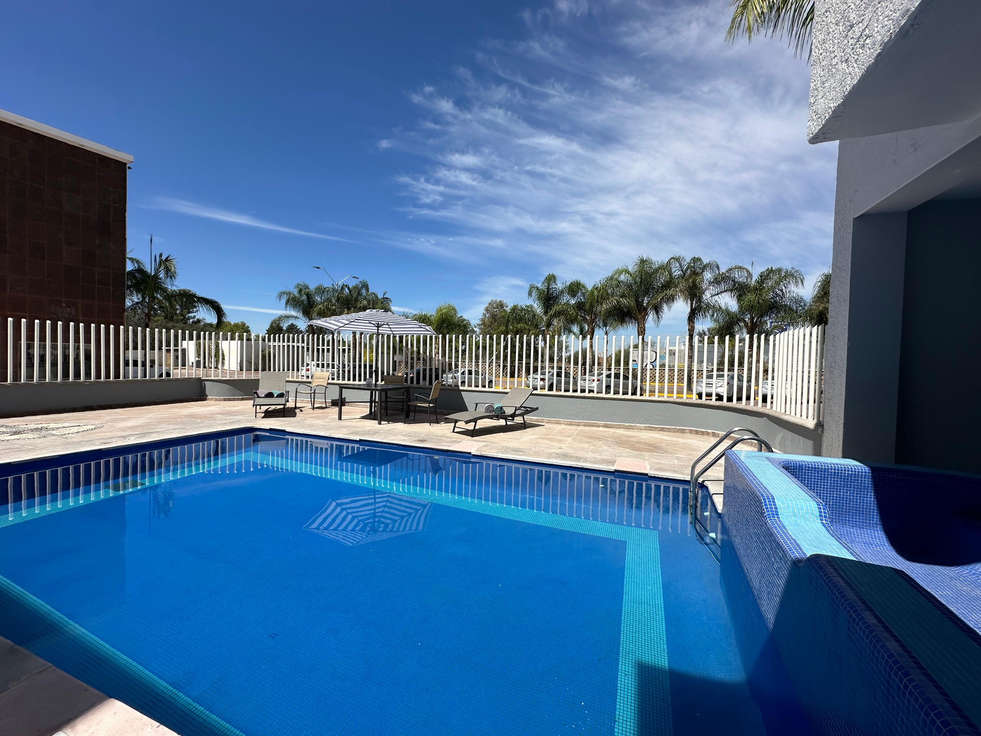 Vista Piscina InHouse Leon