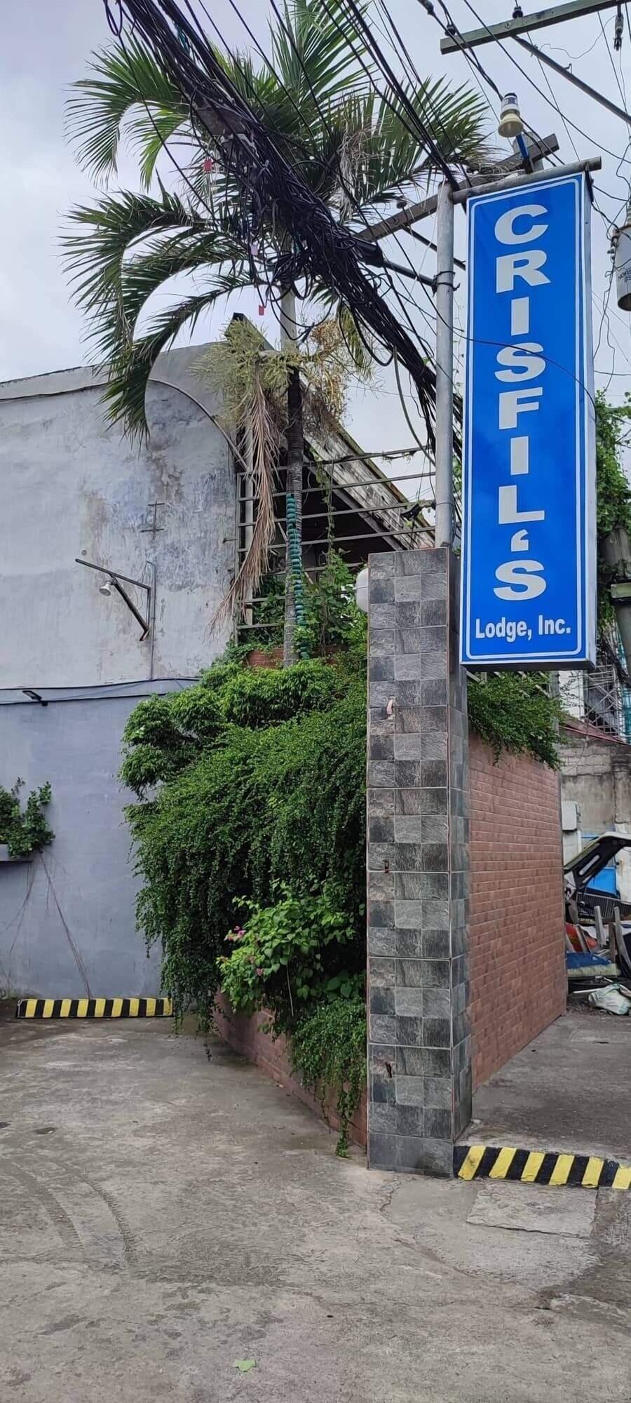Varios CRISFILS LODGE INCORPORATED