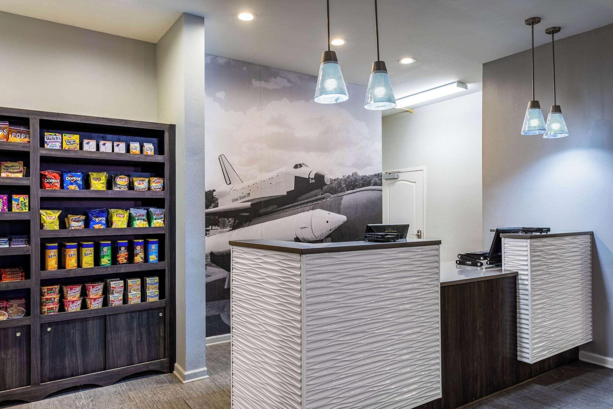Vista Lobby La Quinta Inn & Suites by Wyndham Huntsville Airport Madison