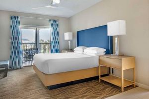 Alojamiento - Orlando Seaworld cozy 1-bedroom resort room, with AC, living area, and kitchen