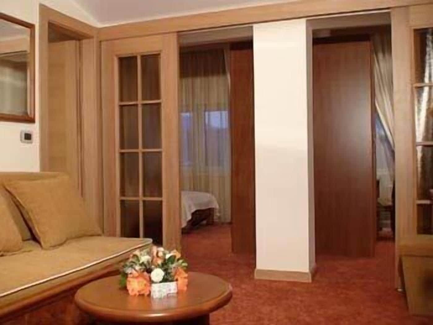 Varios Hotel BaMBiS
