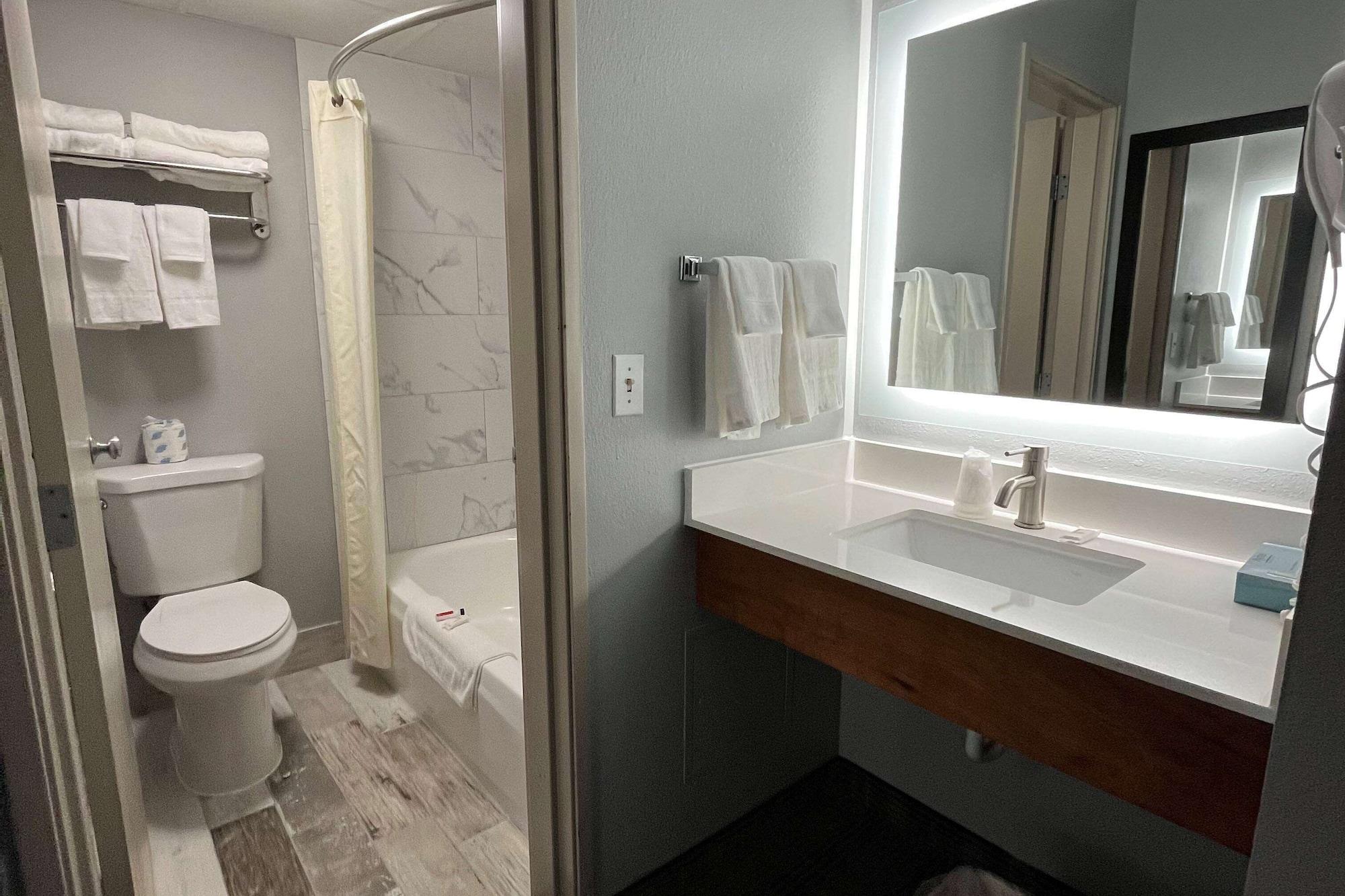 Equipamiento de Habitación AmericInn by Wyndham Ladysmith