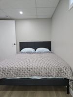 Alquiler Vacacional - Charming 2-bedroom basement in brilliant Winnipeg with WiFi, AC