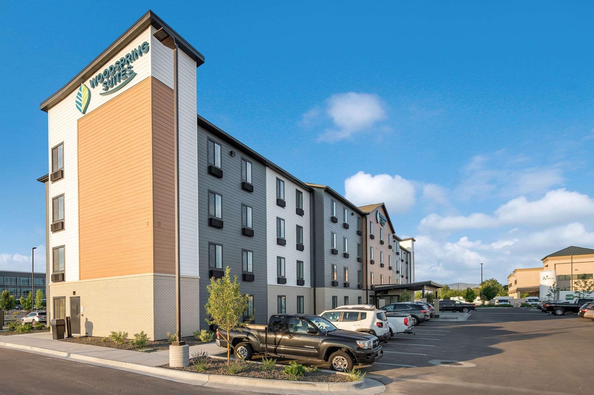 Varios WoodSpring Suites Meridian