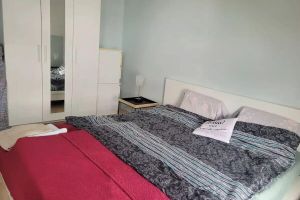 Alquiler Vacacional - Airy Room with TV & Double Bed: Perfect for Public Transport & Pets Enthusiasts