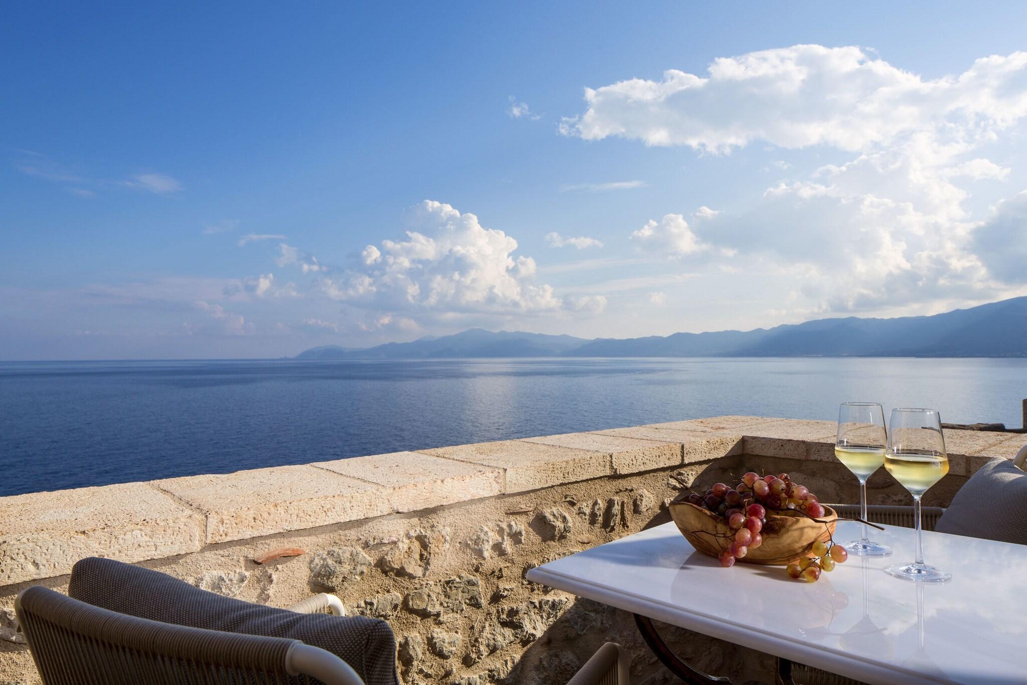 Vista Exterior Moni Emvasis Luxury Suites