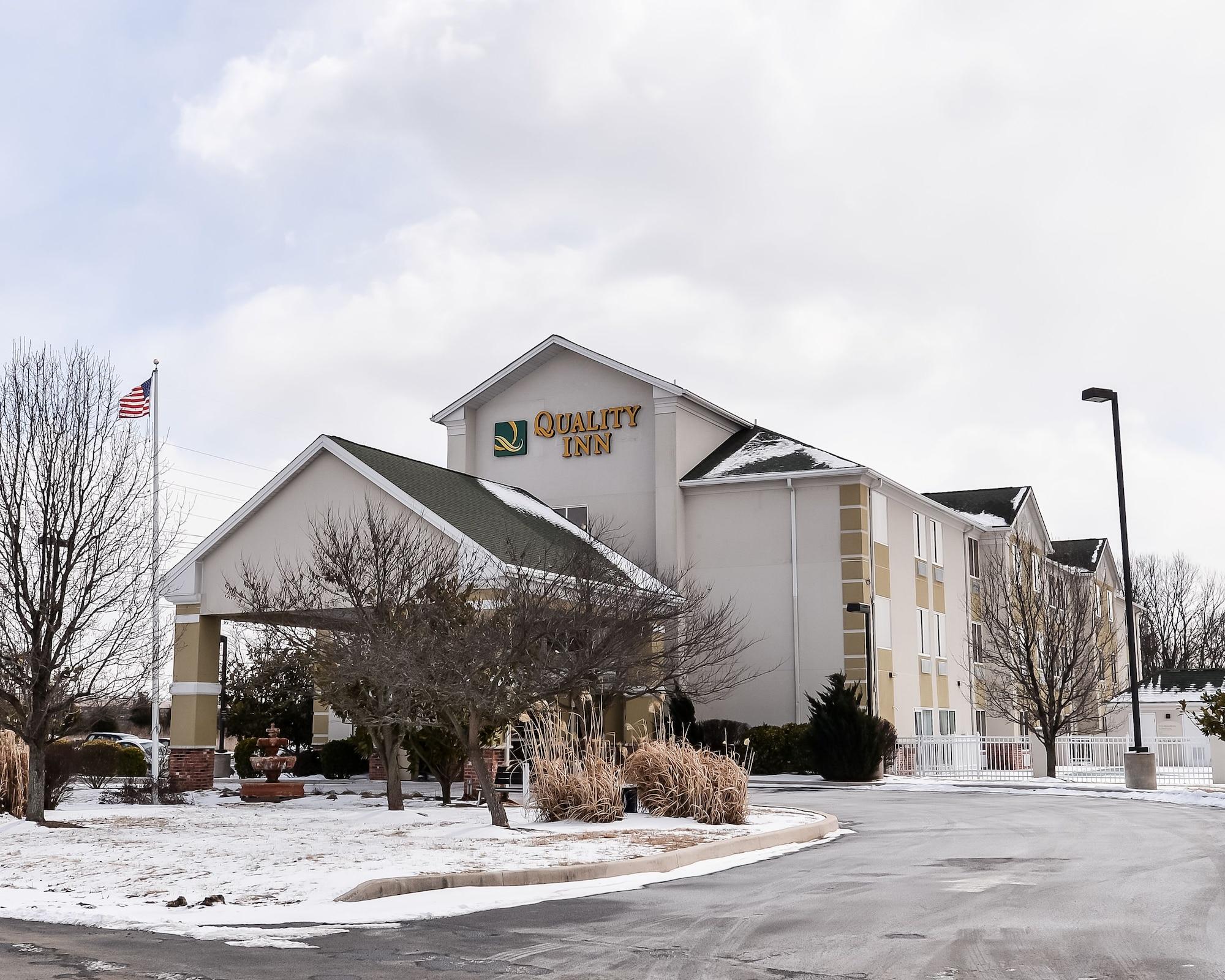 Vista Exterior Quality Inn Spring Mills - Martinsburg North