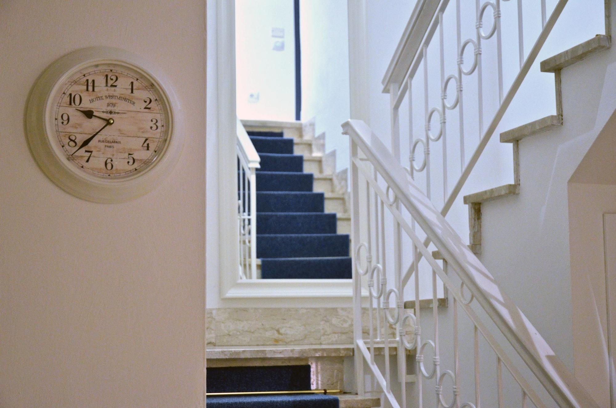 Vista Lobby Petit Hotel