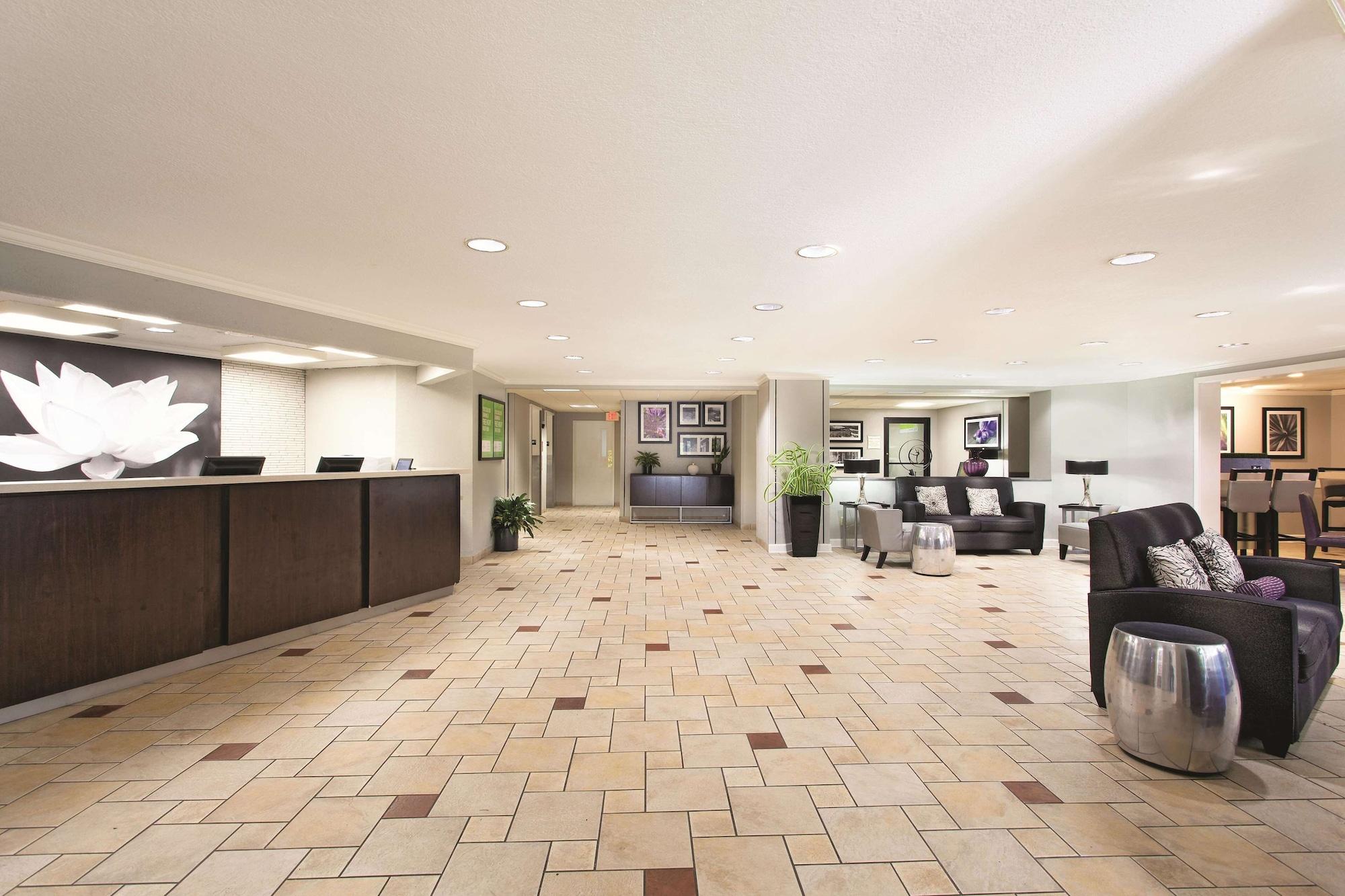 Vista Lobby La Quinta Inn & Suites by Wyndham Miami Airport East