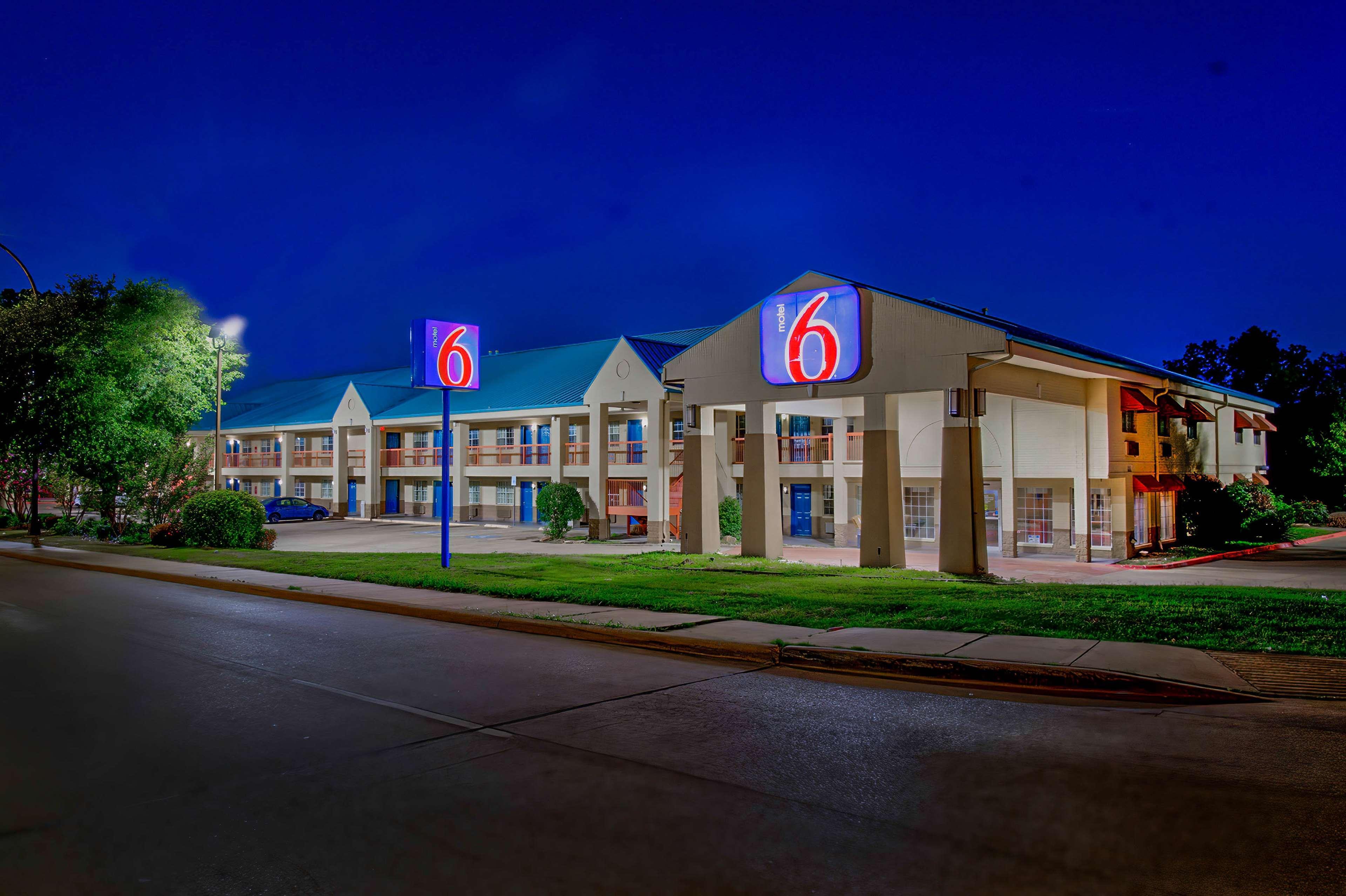 Varios Motel 6 Arlington, TX