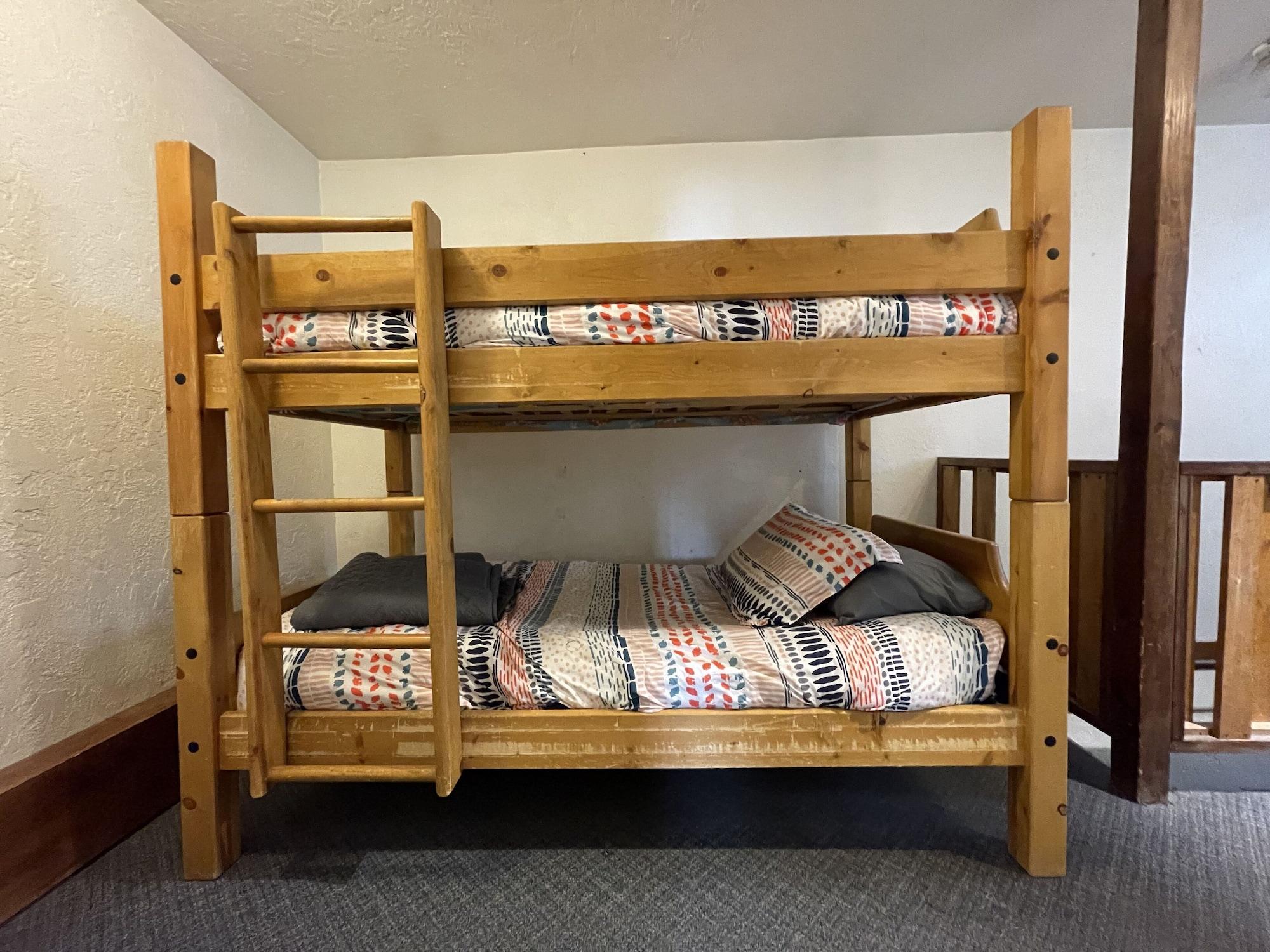 Set de Habitación Adventures Vacation Rentals