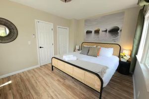 Alquiler Vacacional - Bright Bungalow steps from Caltech & PCC, Close to the Rose Bowl, Kingsize Bed!