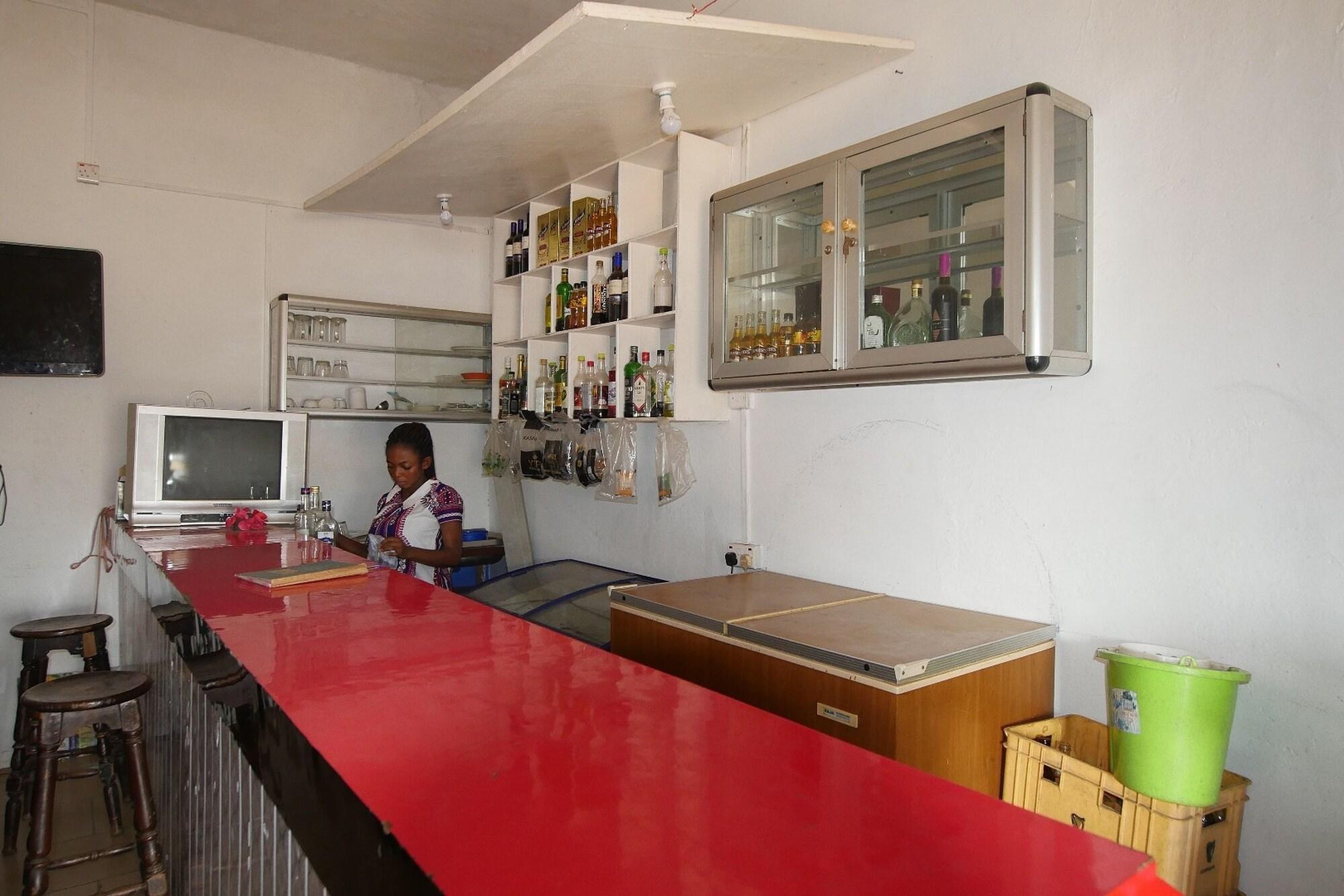 Bar/Salón St. Sam Hotel Kamusi