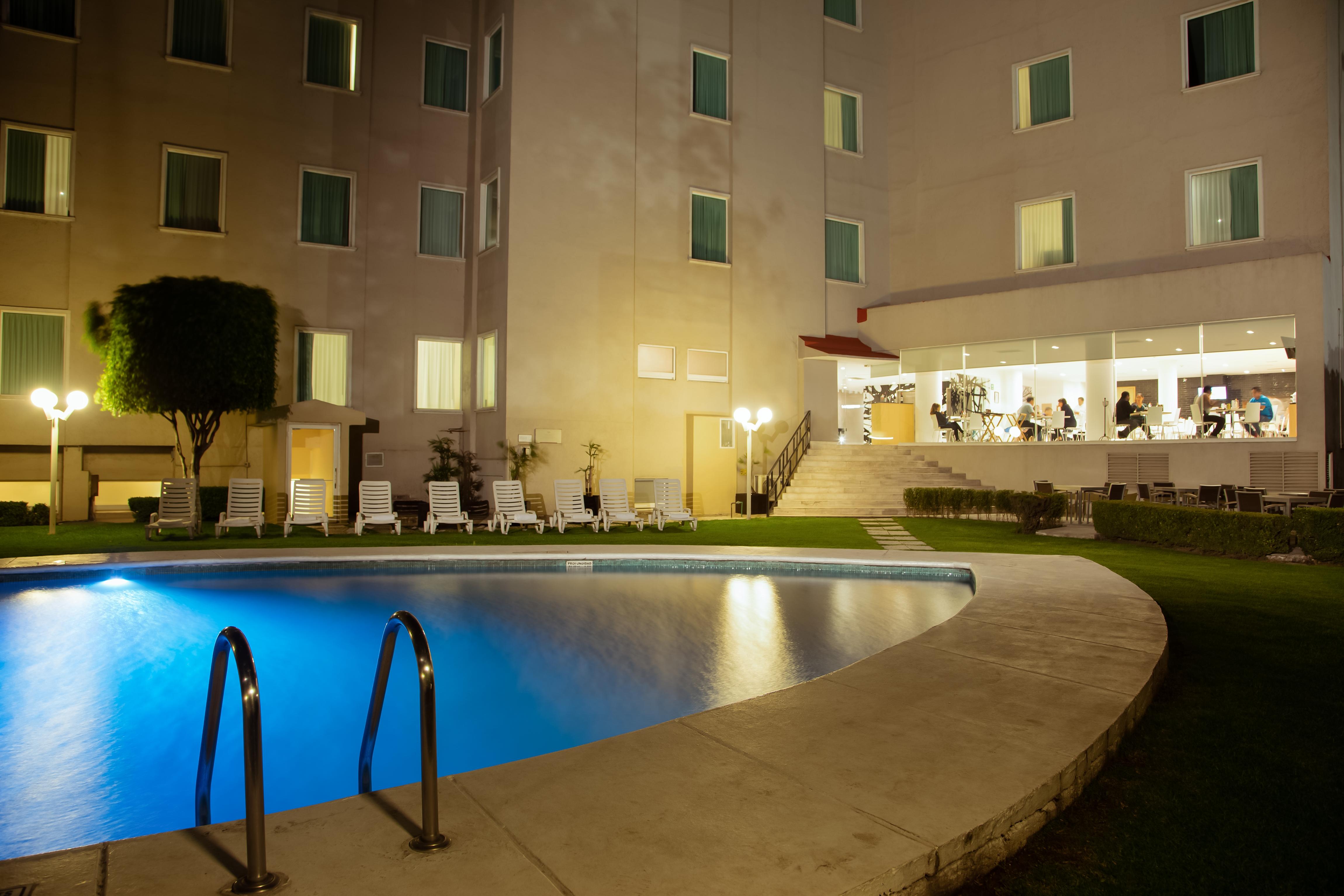 Vista Piscina Fiesta Inn Express Perinorte
