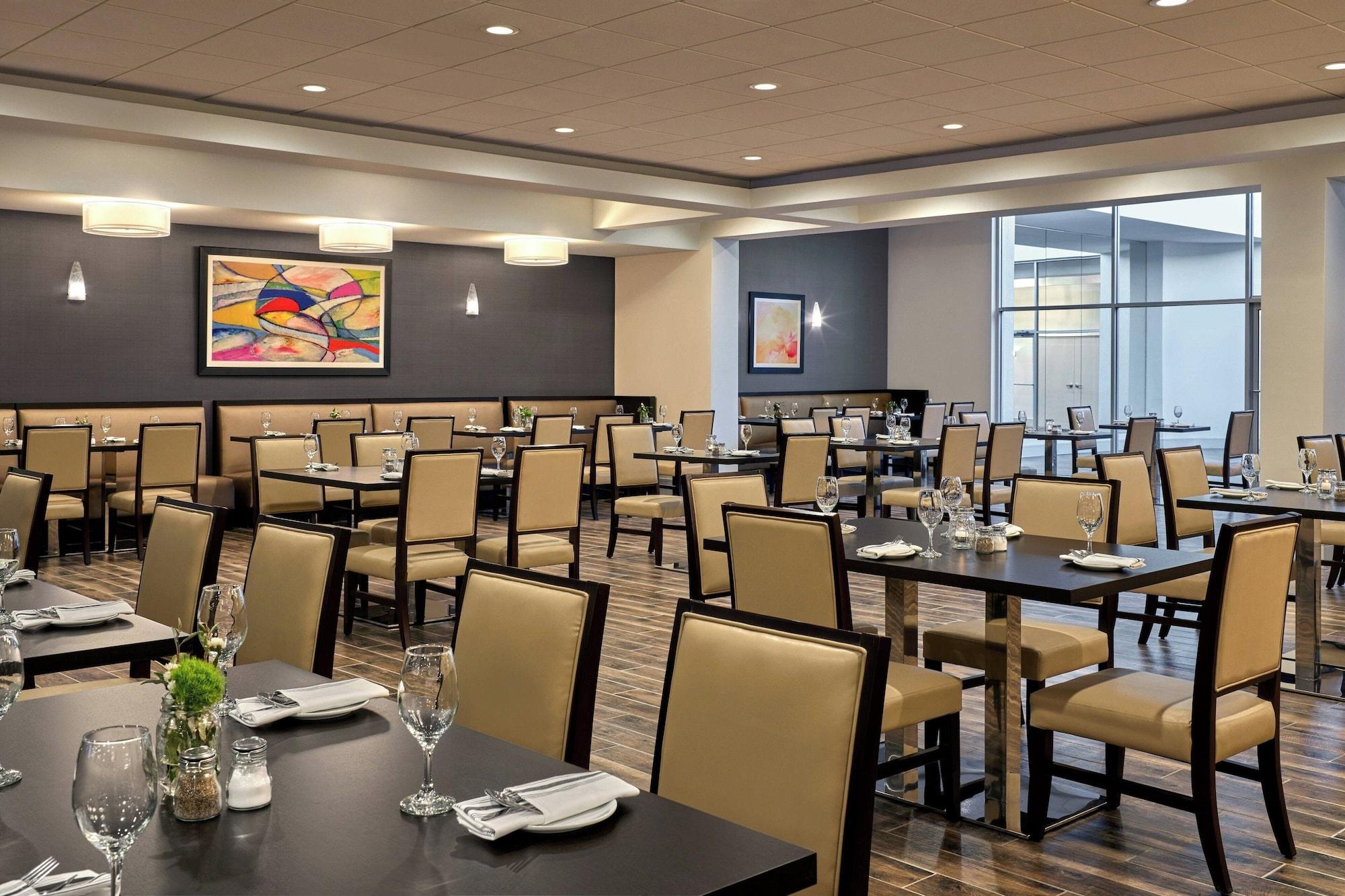 Restaurant Delta Hotels by Marriott Chicago Willowbrook