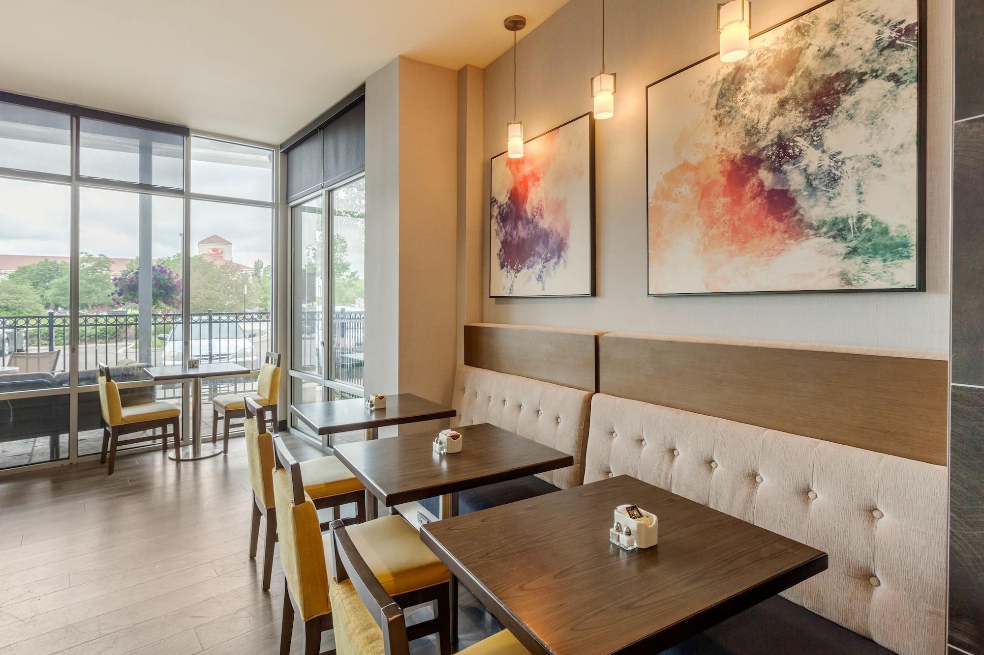 Restaurant Cambria Hotel Denver International Airport