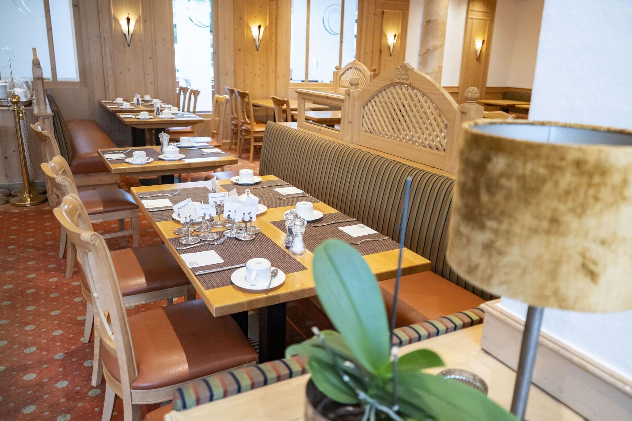 Restaurant Atomis Hotel Munich Airport by Mercure