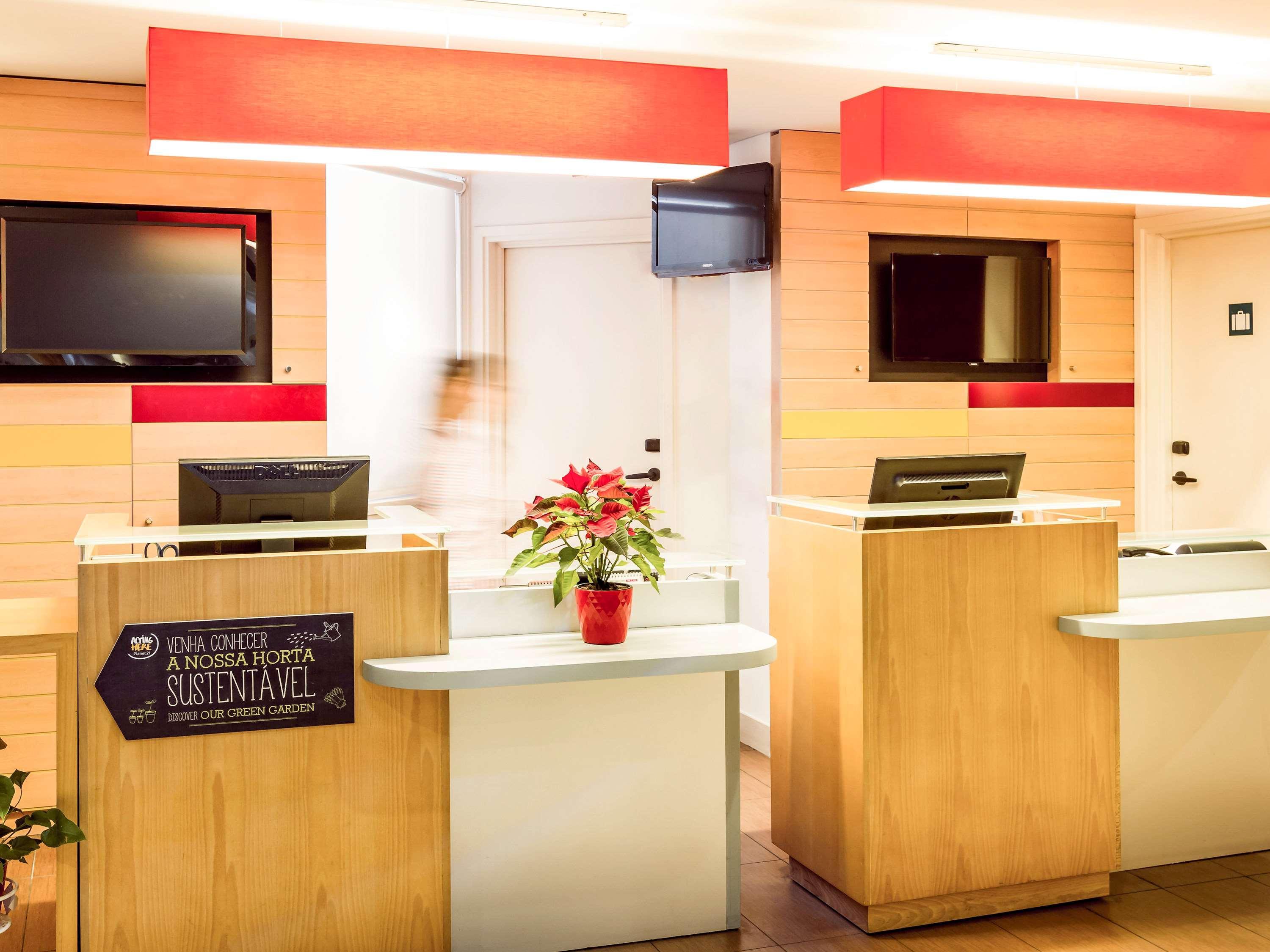 Vista Exterior ibis Porto Centro São Bento