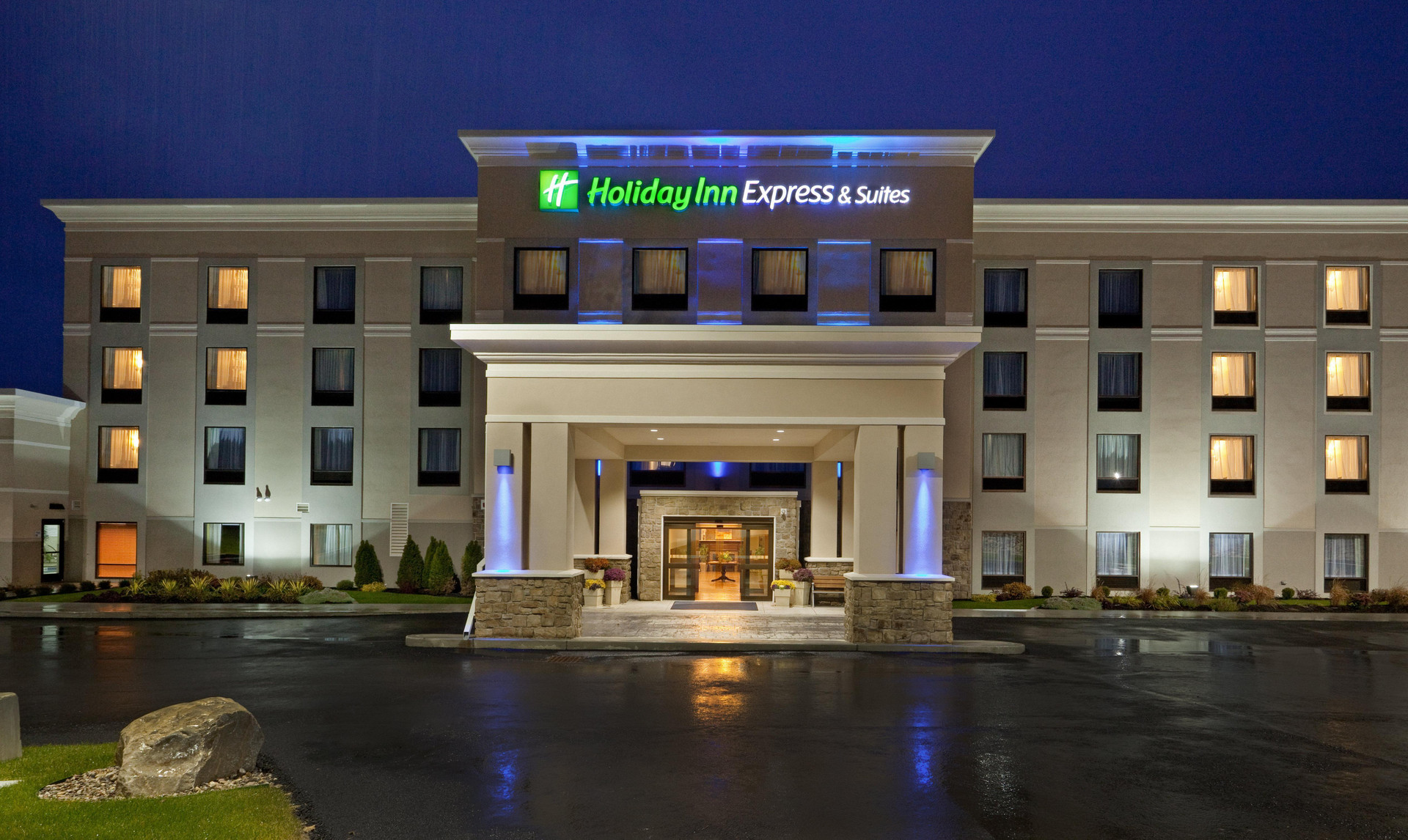Vista Exterior Holiday Inn Express Hotel & Suites Malone by IHG