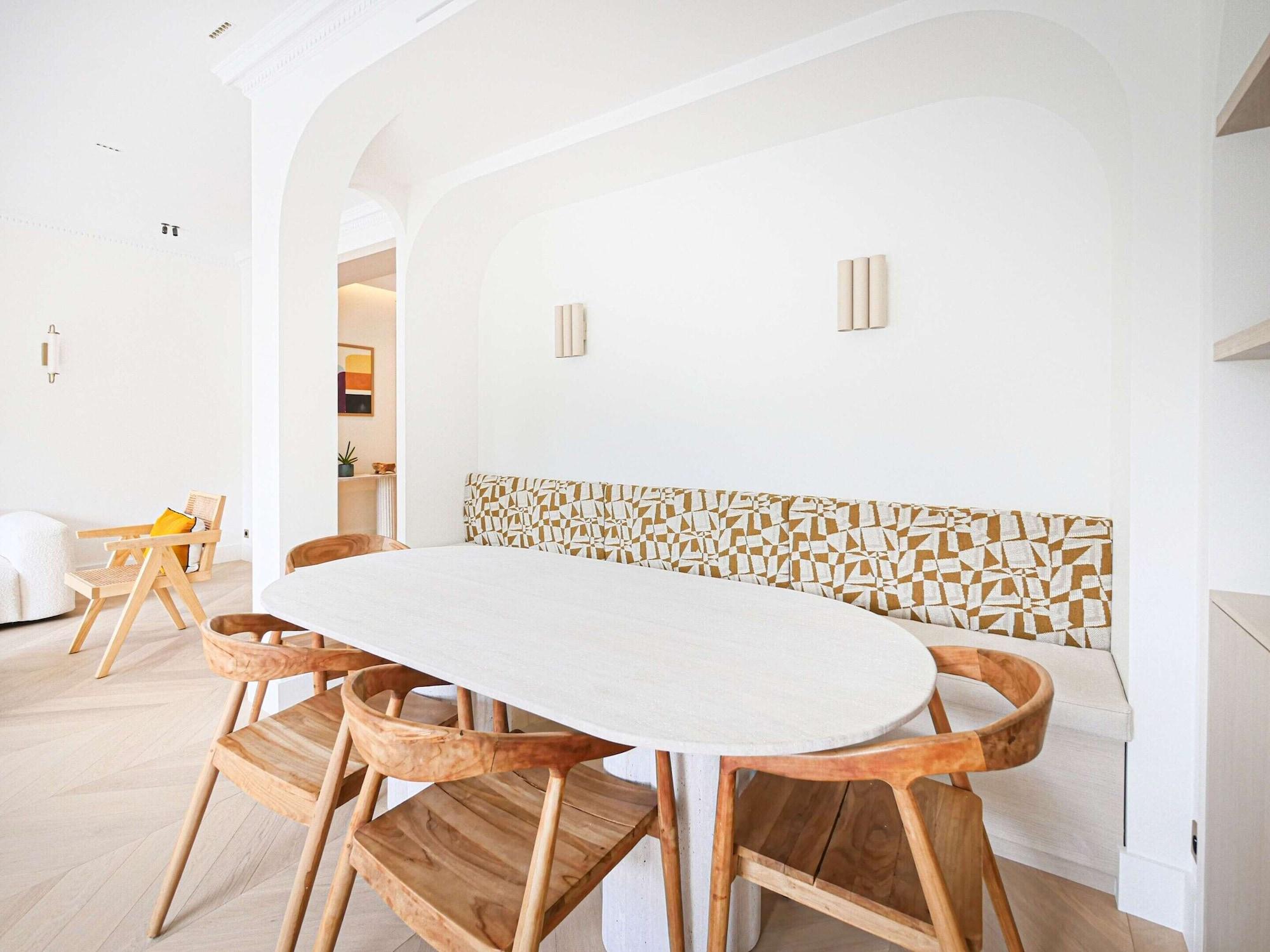 Restaurant Sumptuous Apartment With Garden / Arc de Triomphe