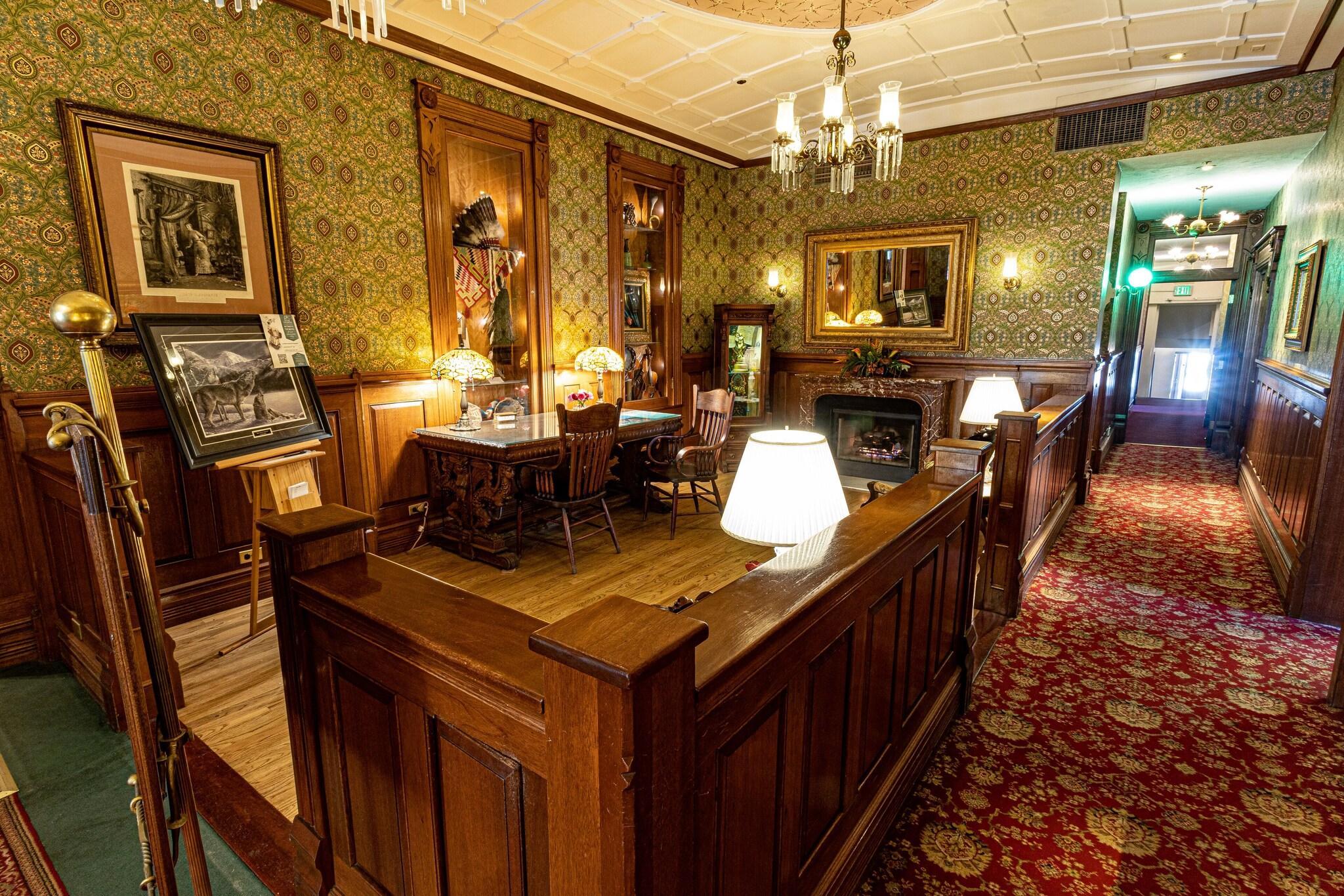 Vista Lobby Strater