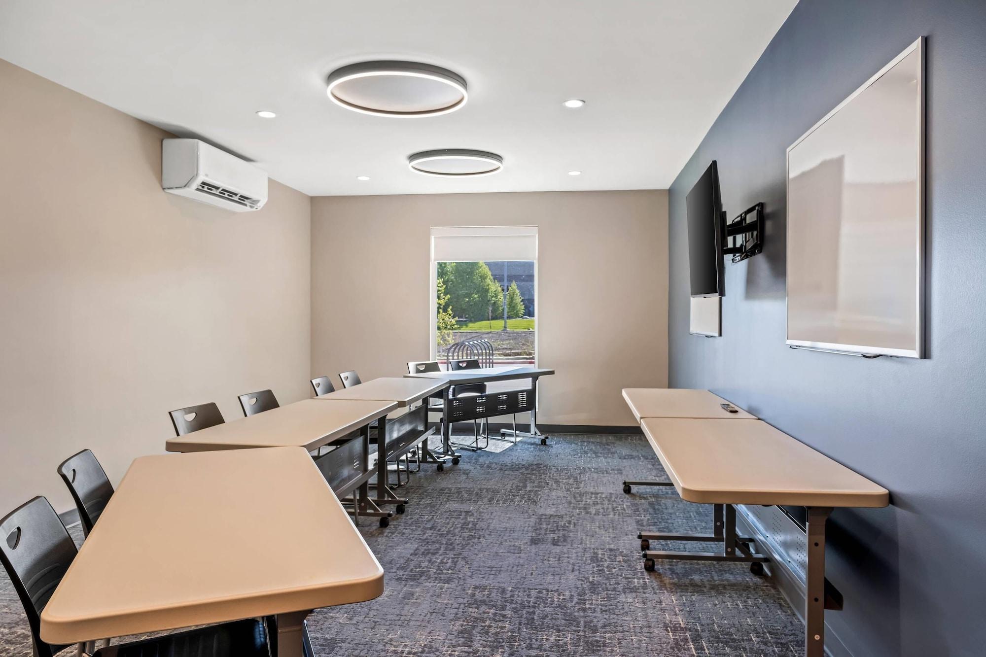 Sala de Reuniones Everhome Suites Bozeman