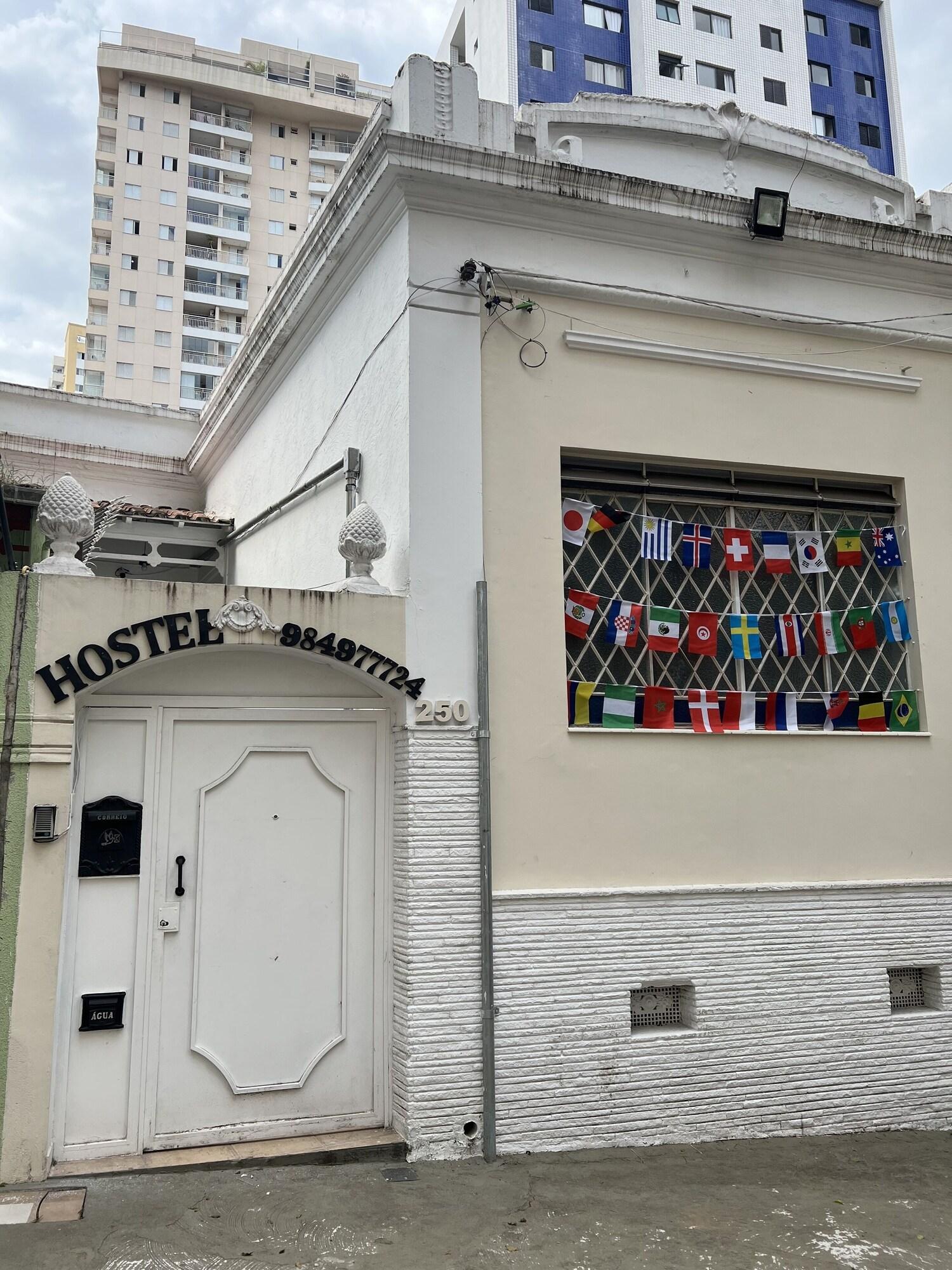 Vista da fachada Grande Familia Hostel