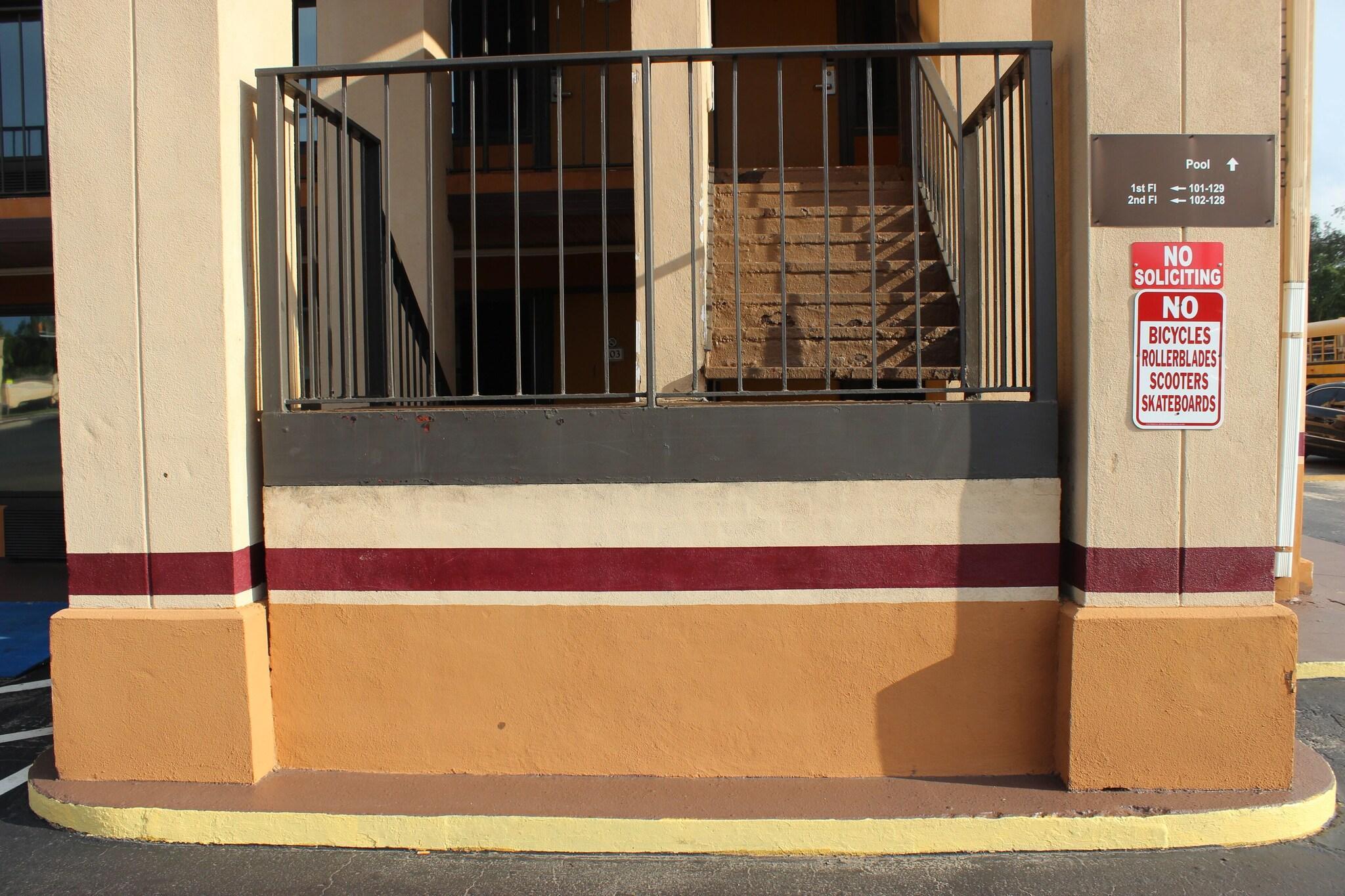 Vista Exterior Tampa Inn - Near Busch Gardens