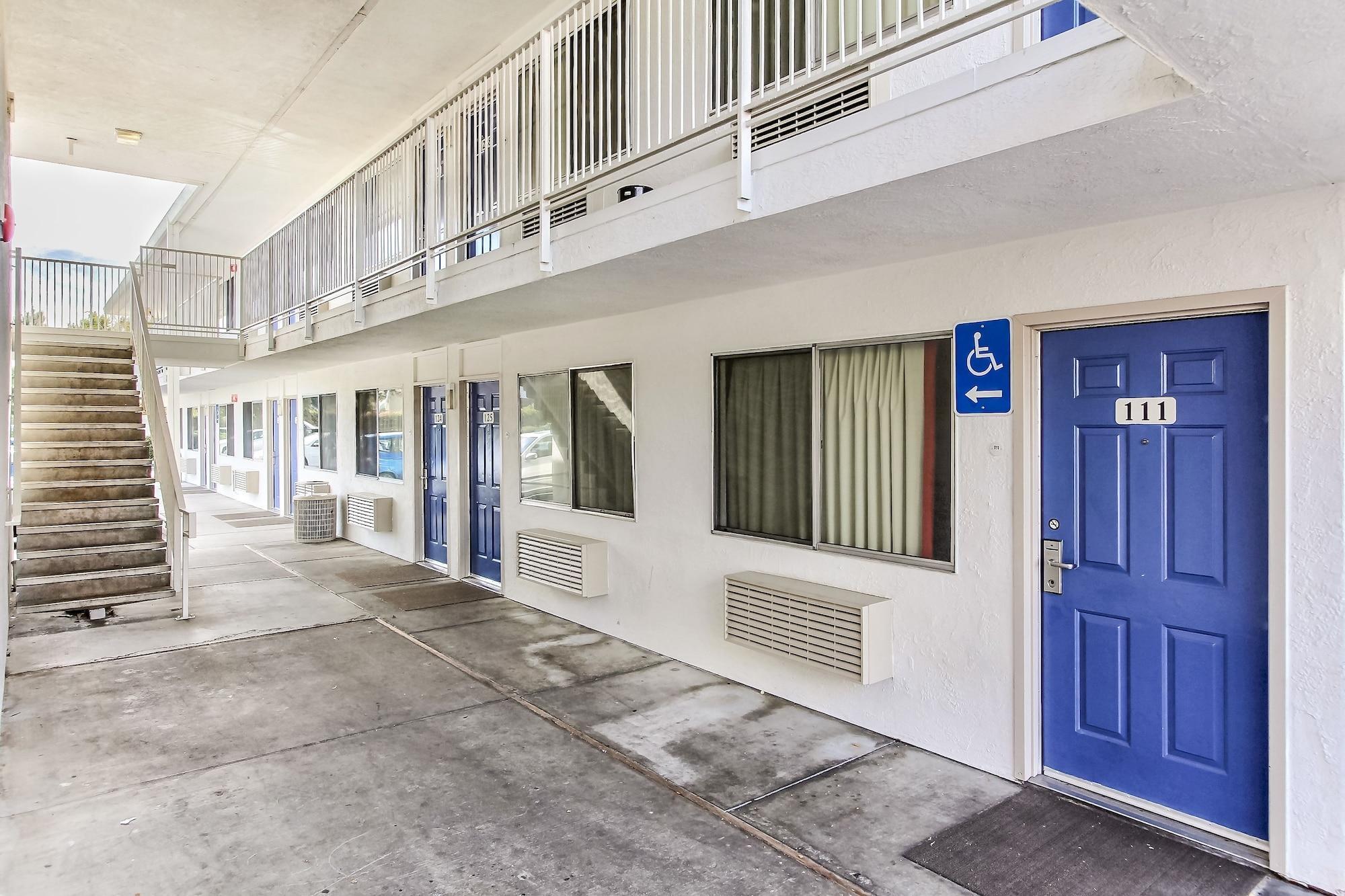 Varios Super 8 by Wyndham Santa Clara