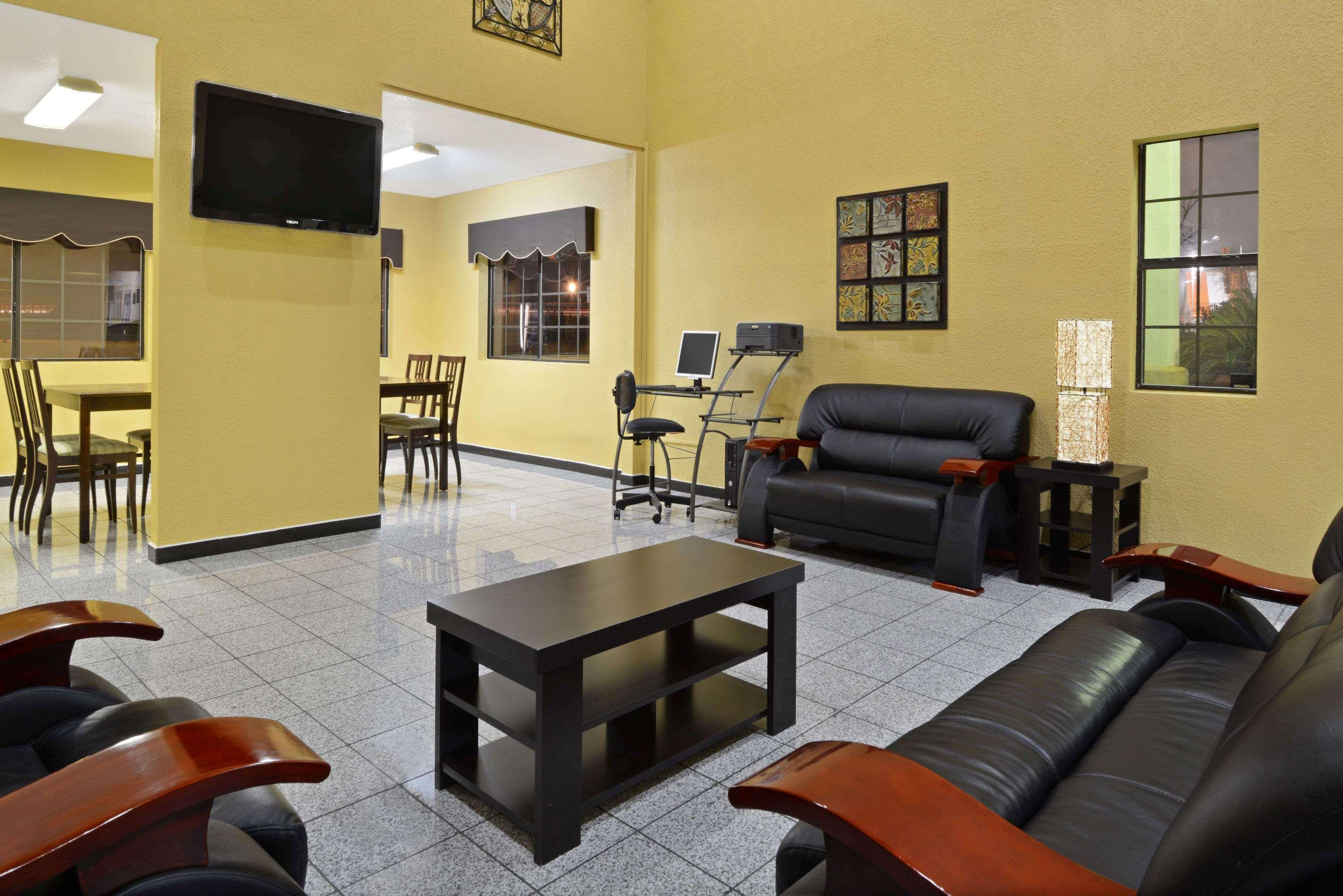 Vista Lobby Super 8 by Wyndham San Antonio/Riverwalk Area