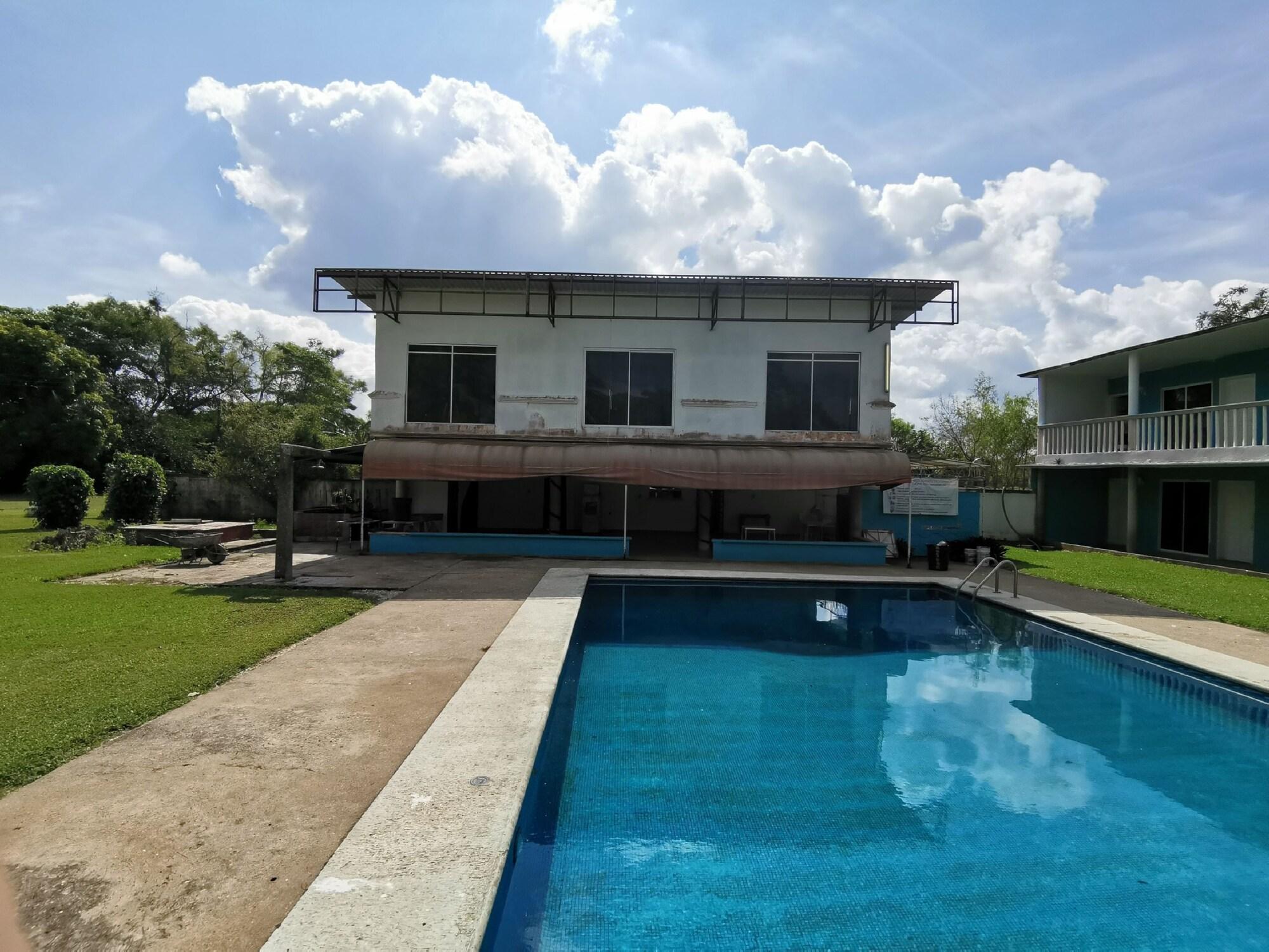 Vista Piscina OYO Hotel Cedros & Spa