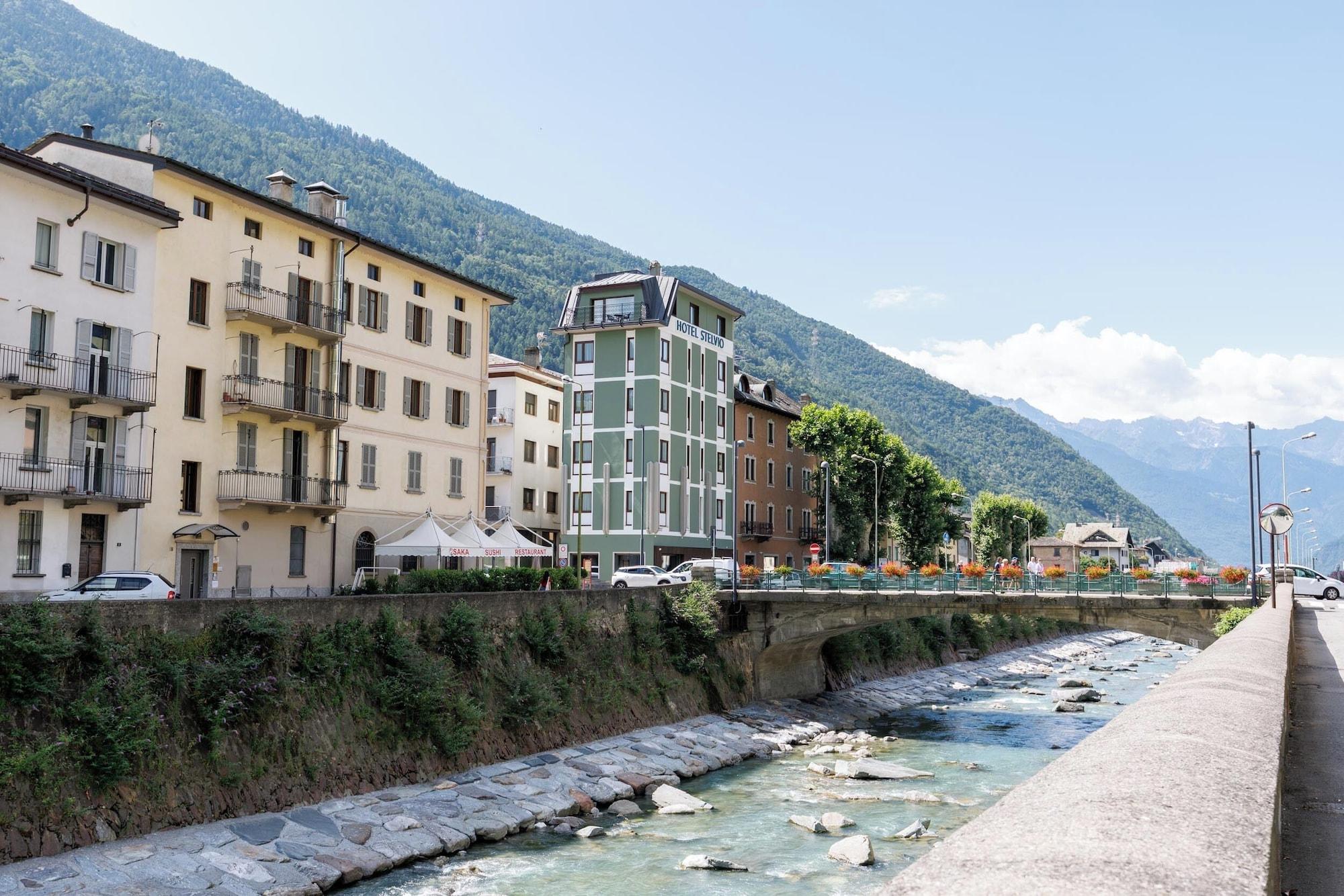 Vista da fachada Hotel Stelvio Tirano