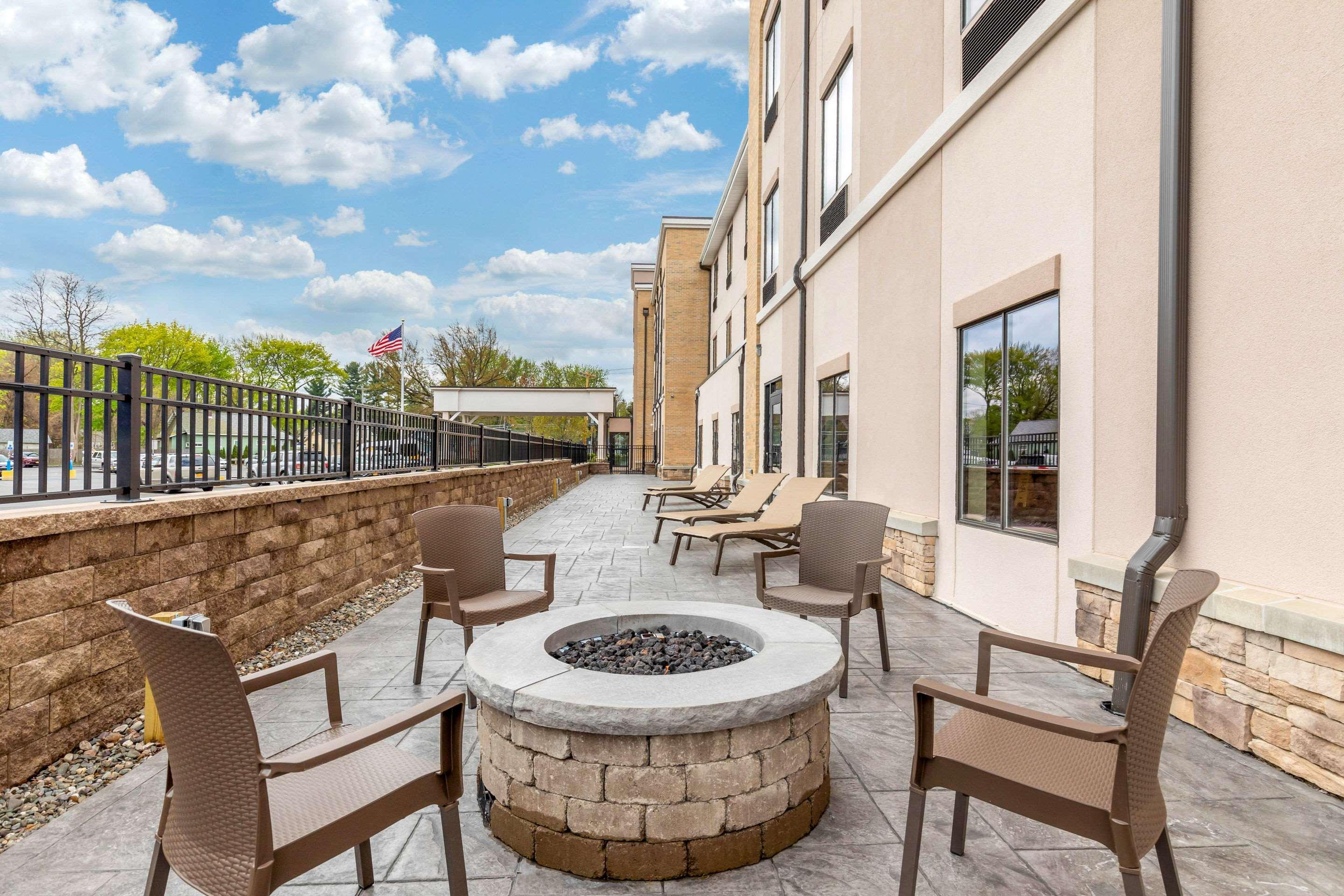 Vista Exterior Comfort Inn & Suites Schenectady - Scotia