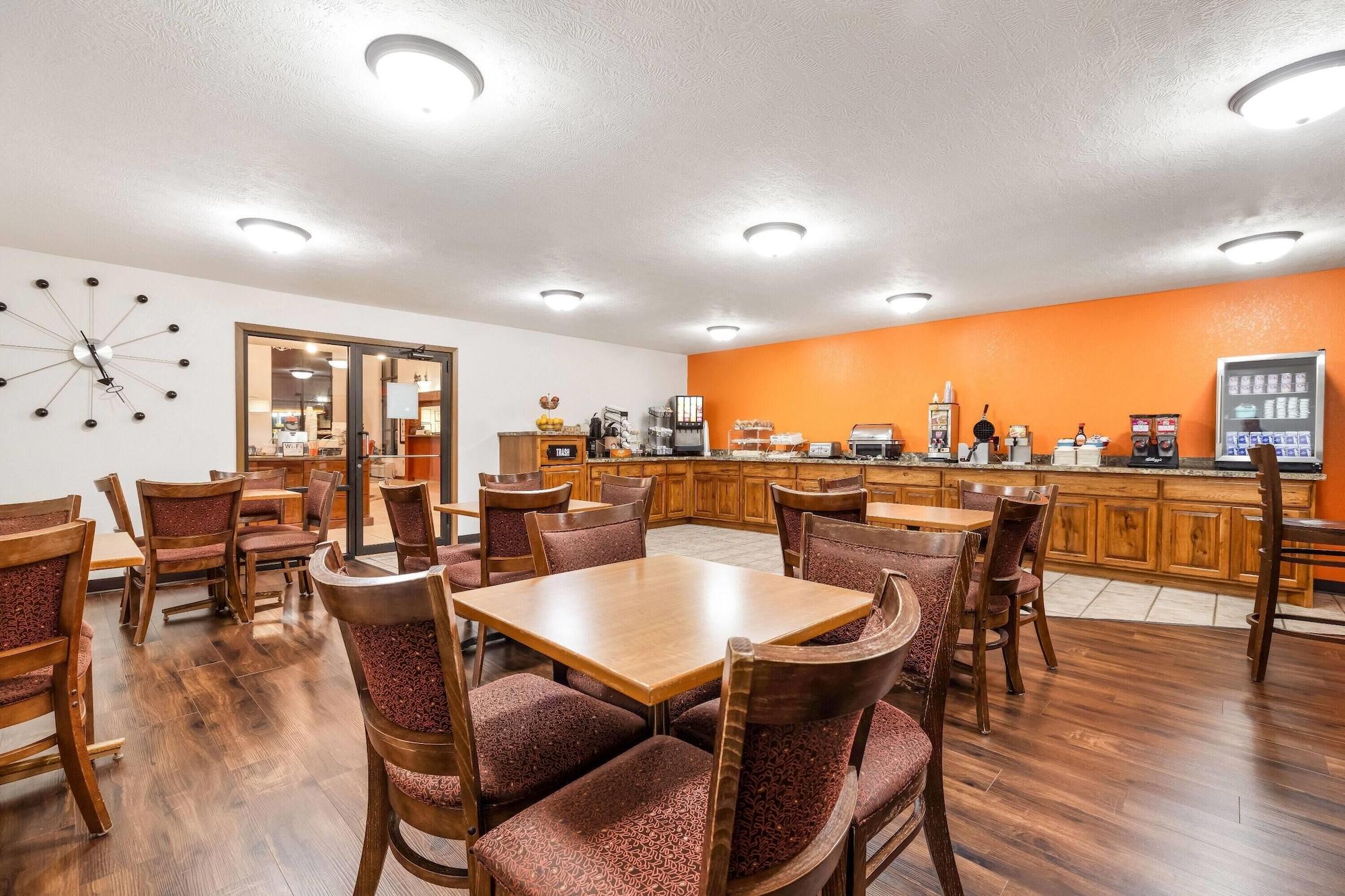 Restaurant Howard Johnson Hotel & Suites by Wyndham Oacoma