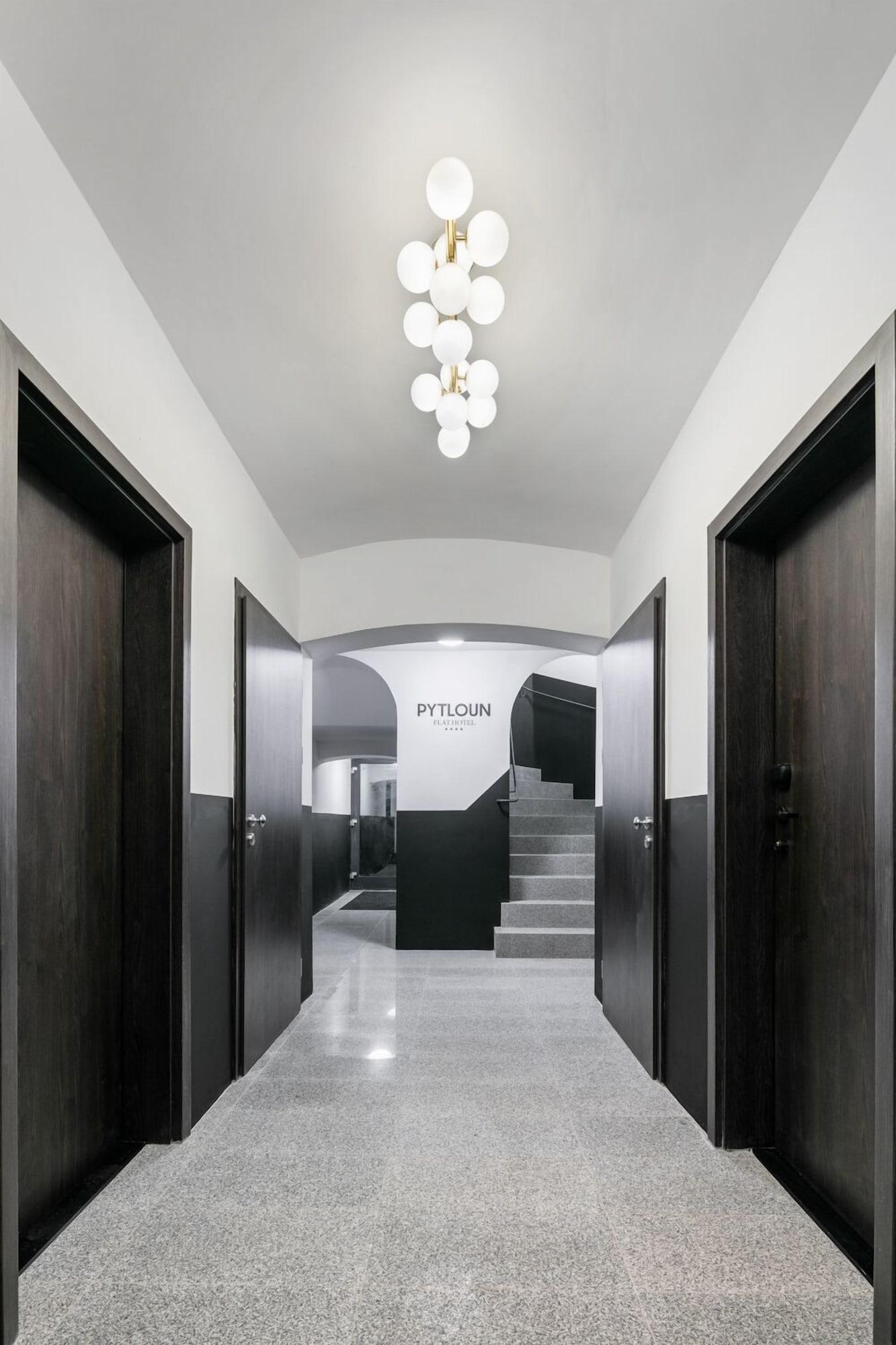 Varios Pytloun Flat Hotel