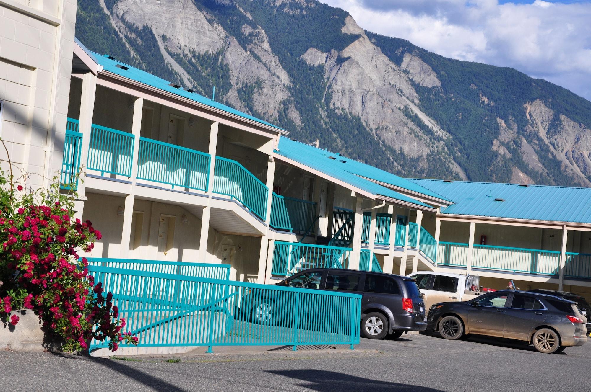 Vista Exterior Canadas Best Value Inn Mile 0