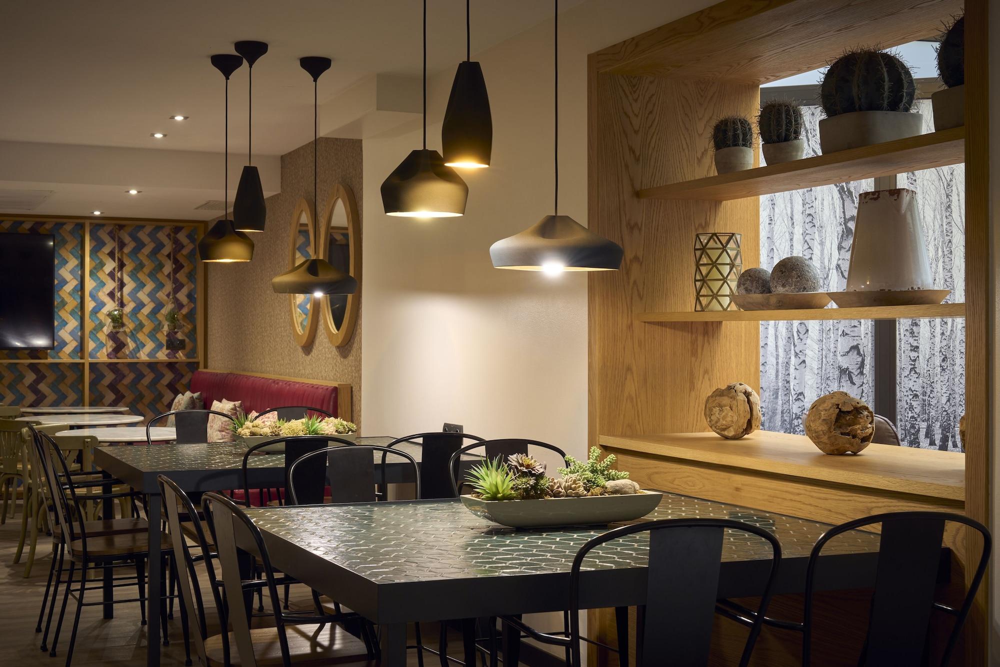 Bar/Salón Catalonia Born