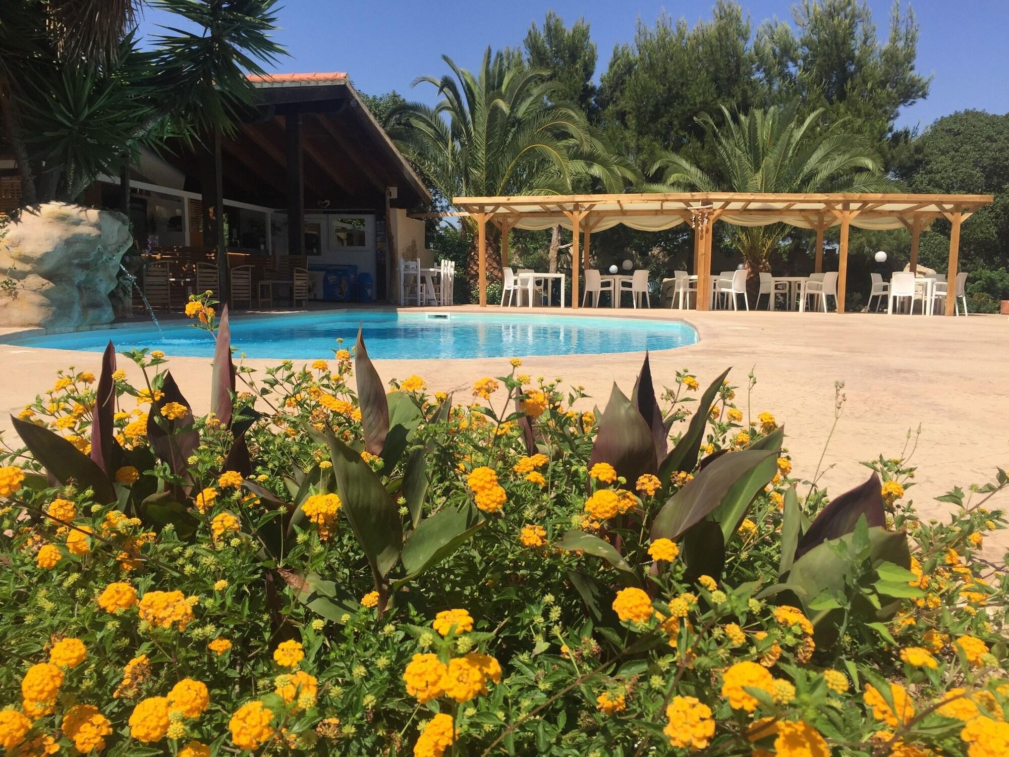 Vista Piscina Albergo Residenziale Menhirs