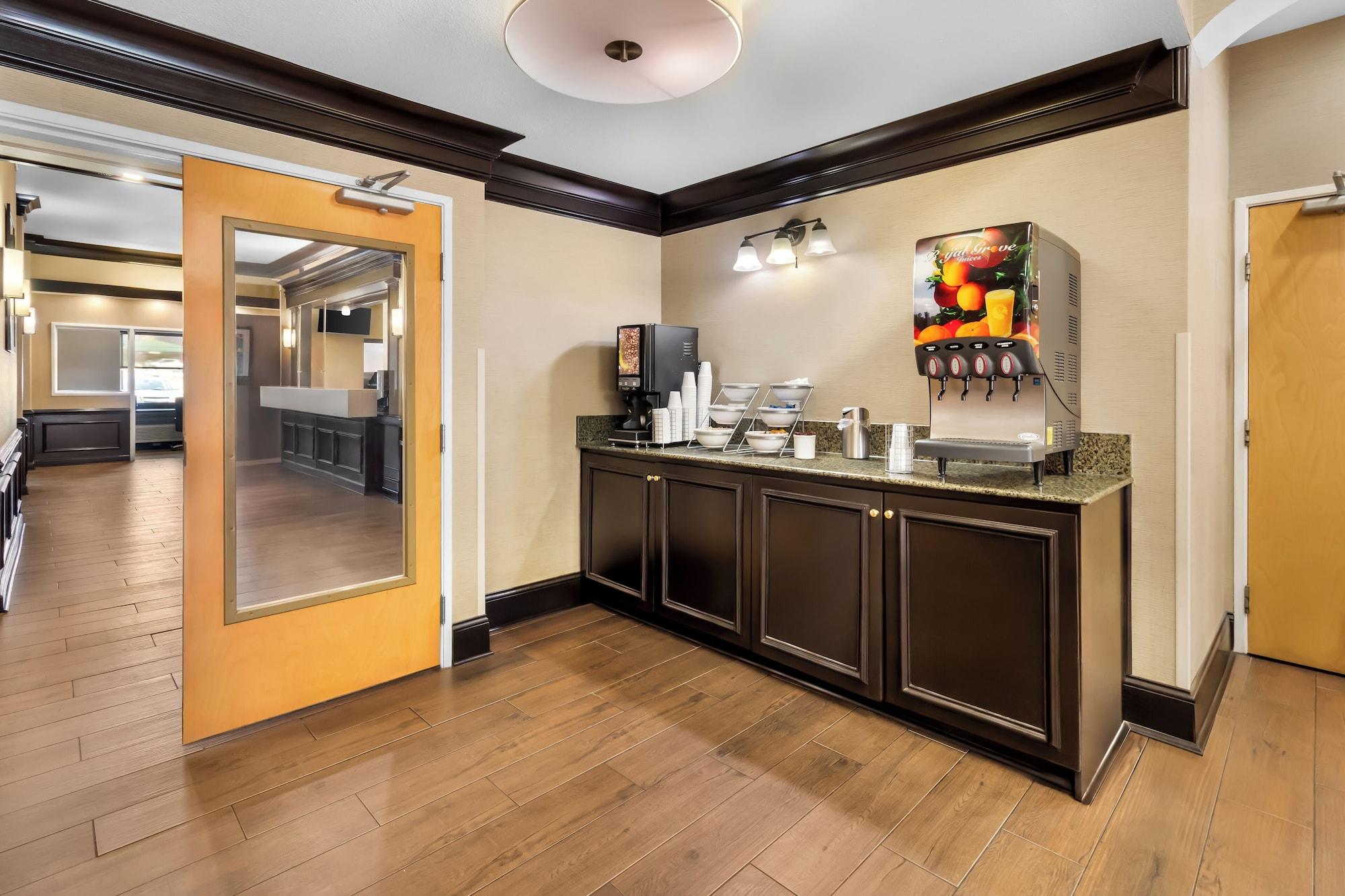 Restaurant Comfort Suites At Rivergate Mall