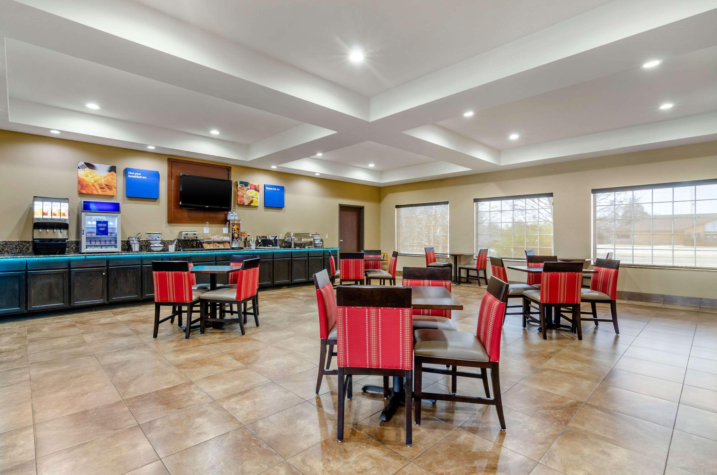 Restaurant Comfort Inn & Suites near Bethel College