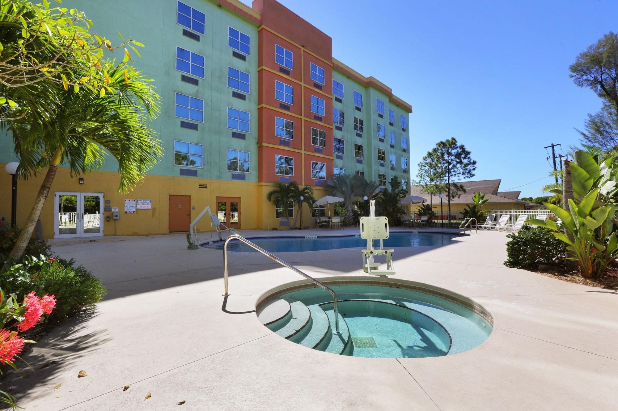 Vista Piscina Allure Suites