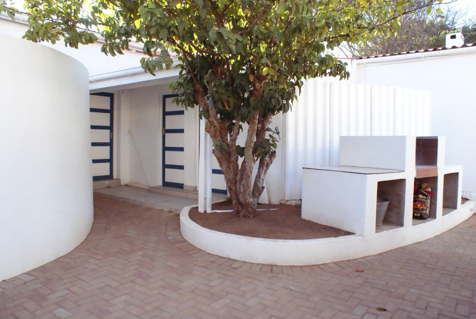 Varios Mr Pell's House