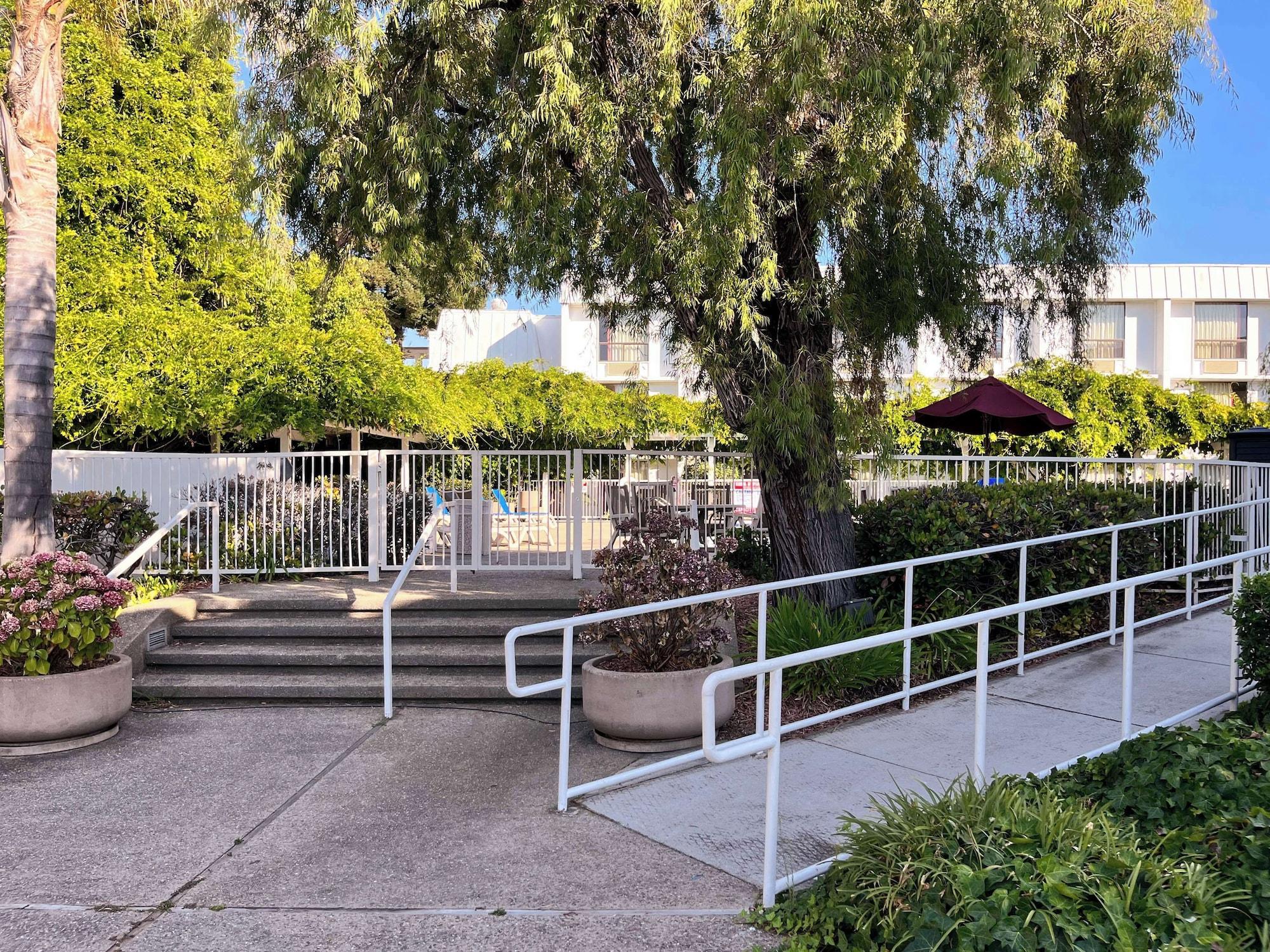 Vista Exterior Studio 6 Belmont, CA – San Francisco - Redwood