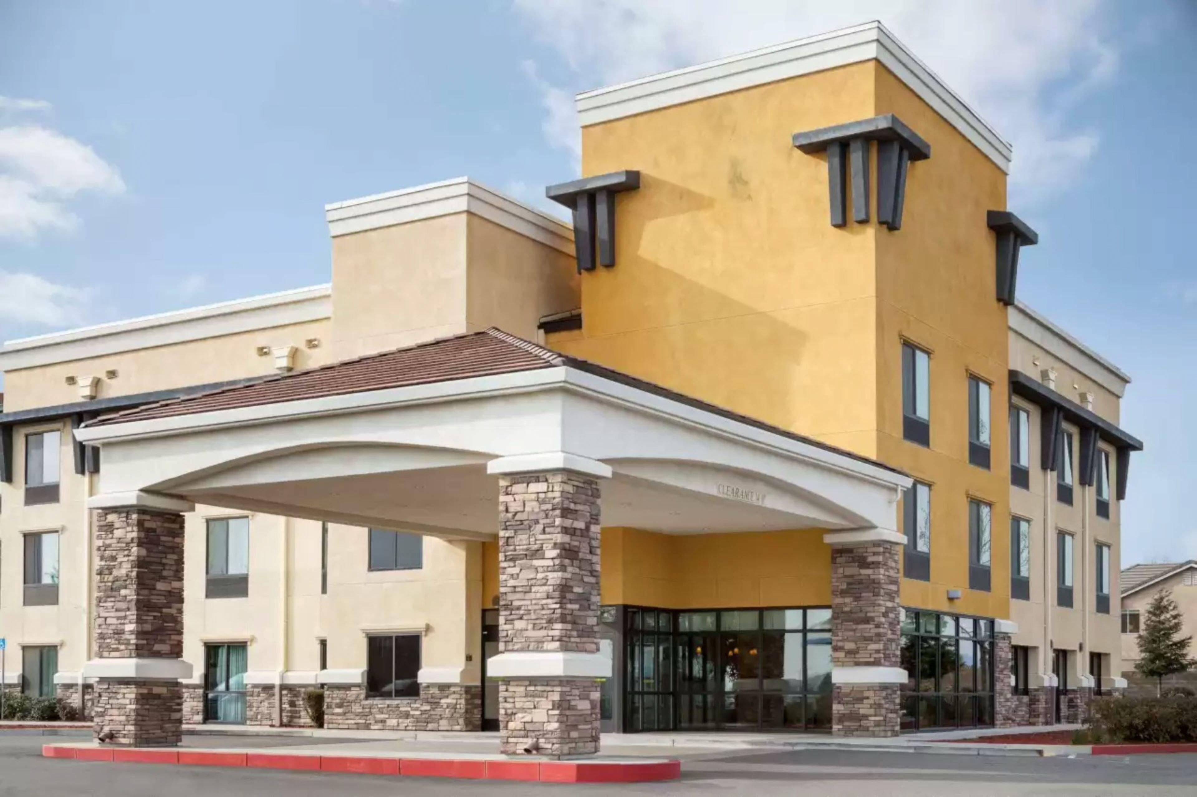 Vista Exterior University Hotel - Davis Area by IHG