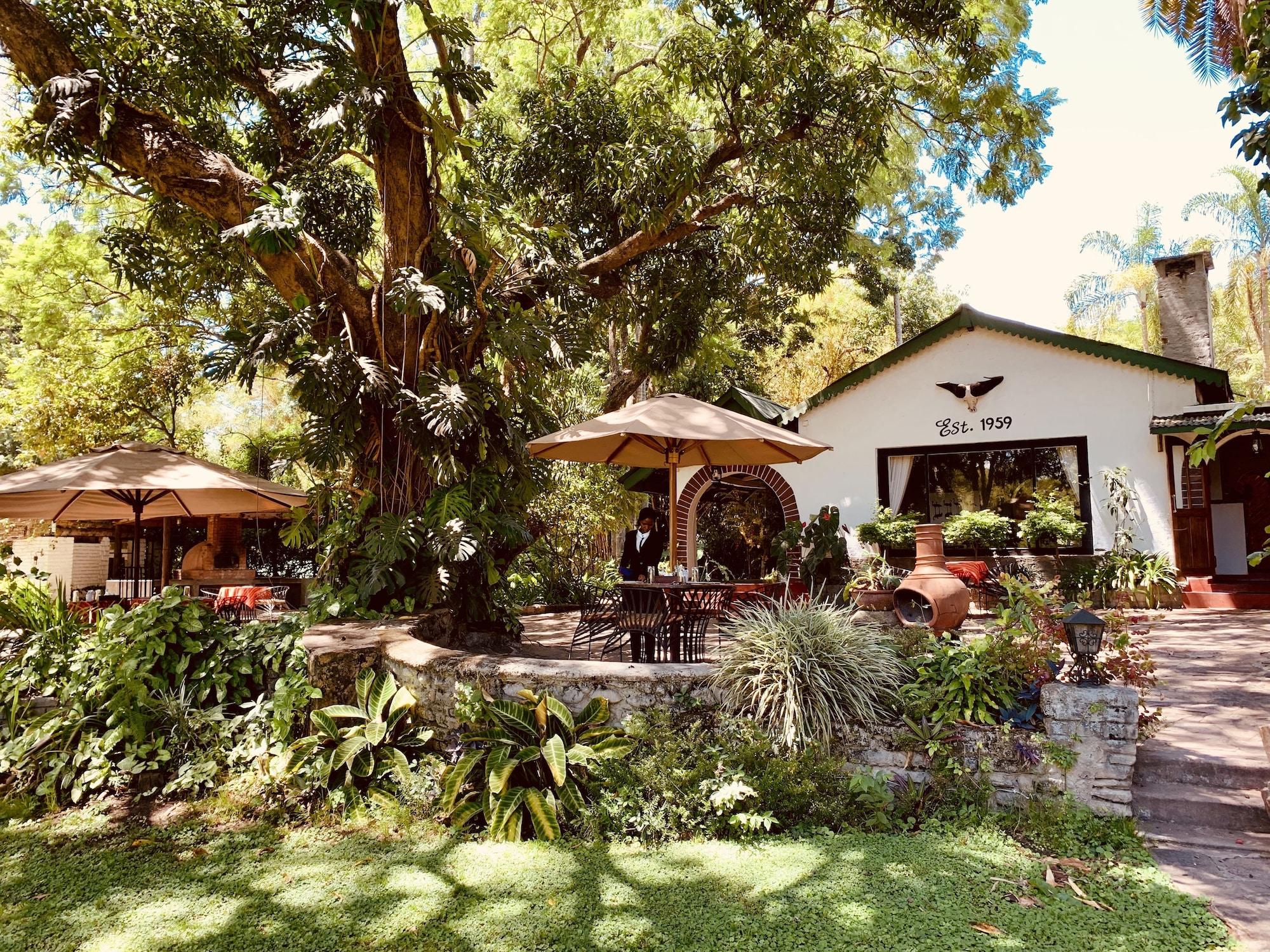 Vista Exterior Mount Meru Game Lodge
