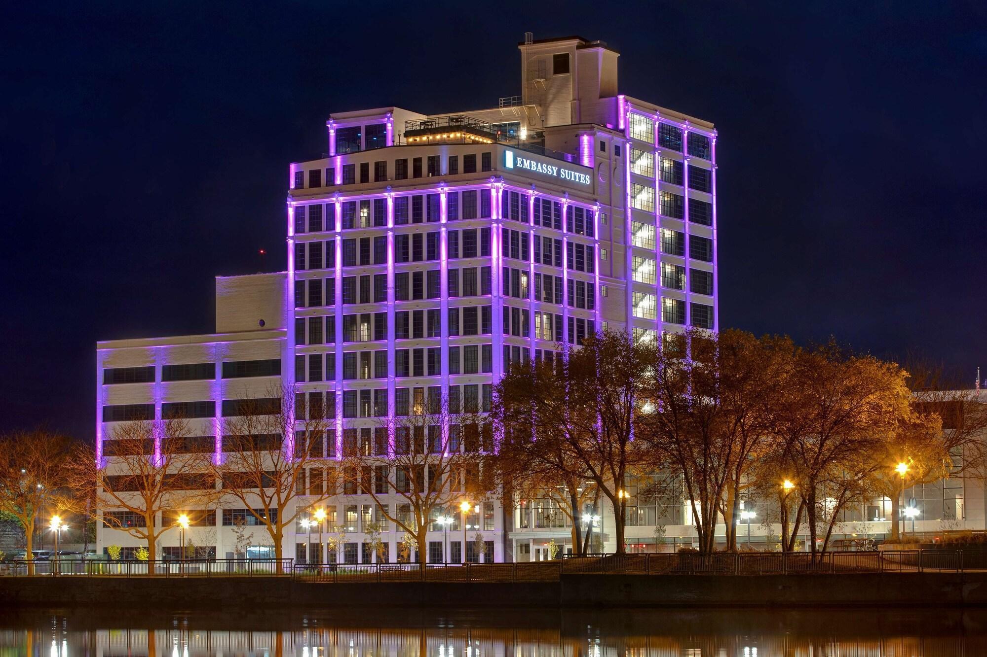 Vista Exterior Embassy Suites by Hilton Rockford Riverfront
