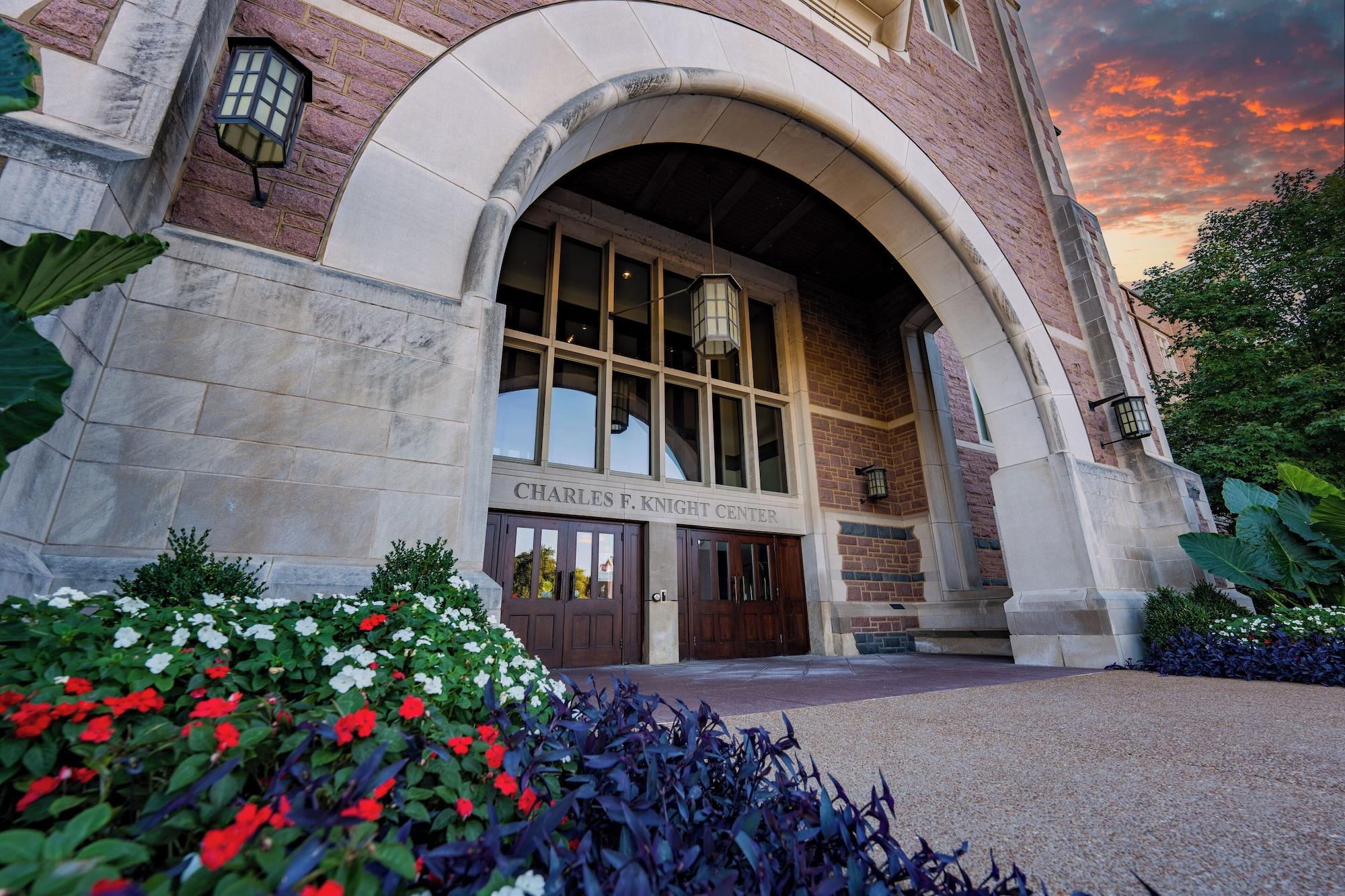 Vista Exterior The Knight Center at Washington University