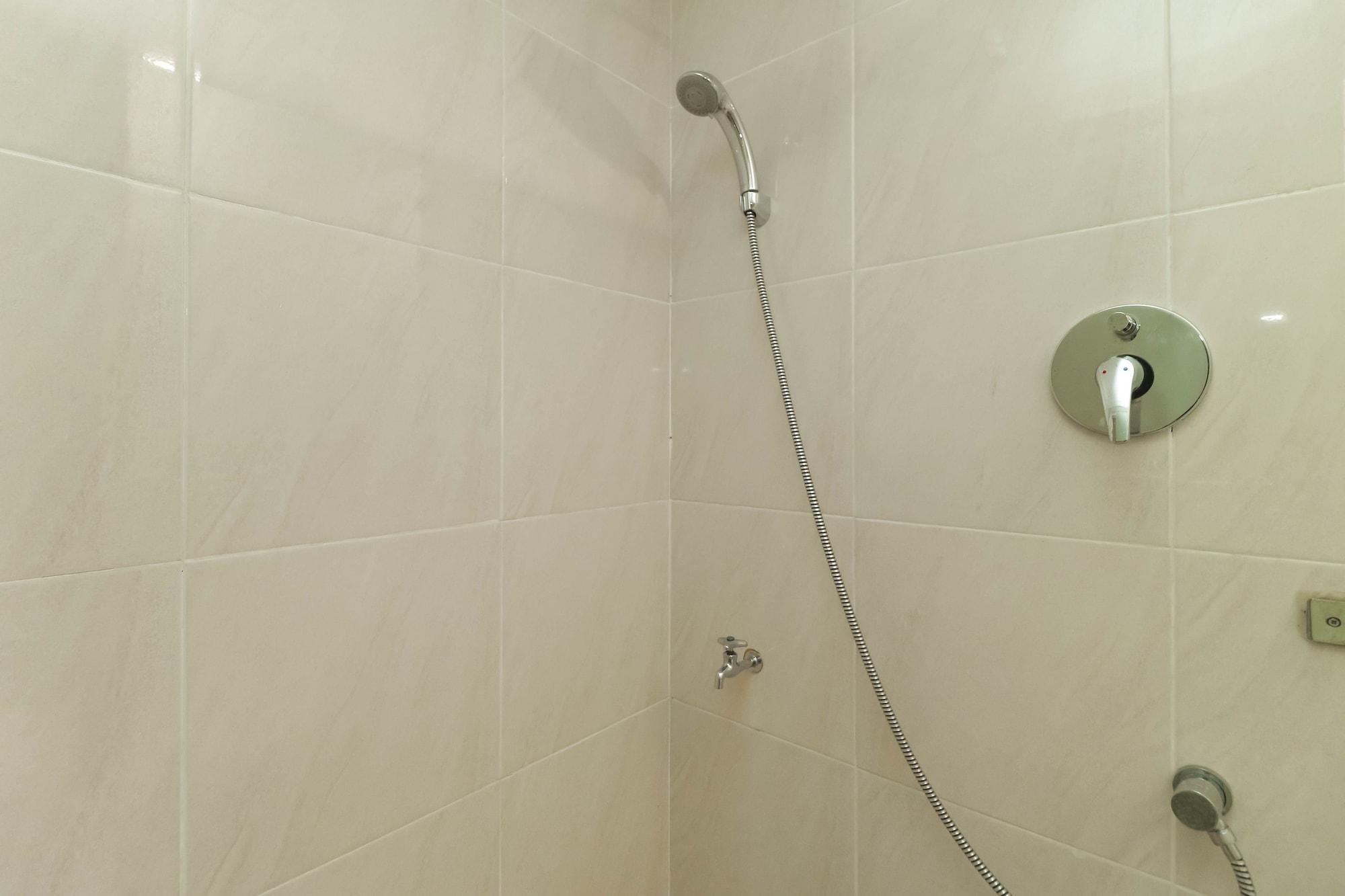 Equipamiento de Habitación RedDoorz Plus near Halim Perdanakusuma 2