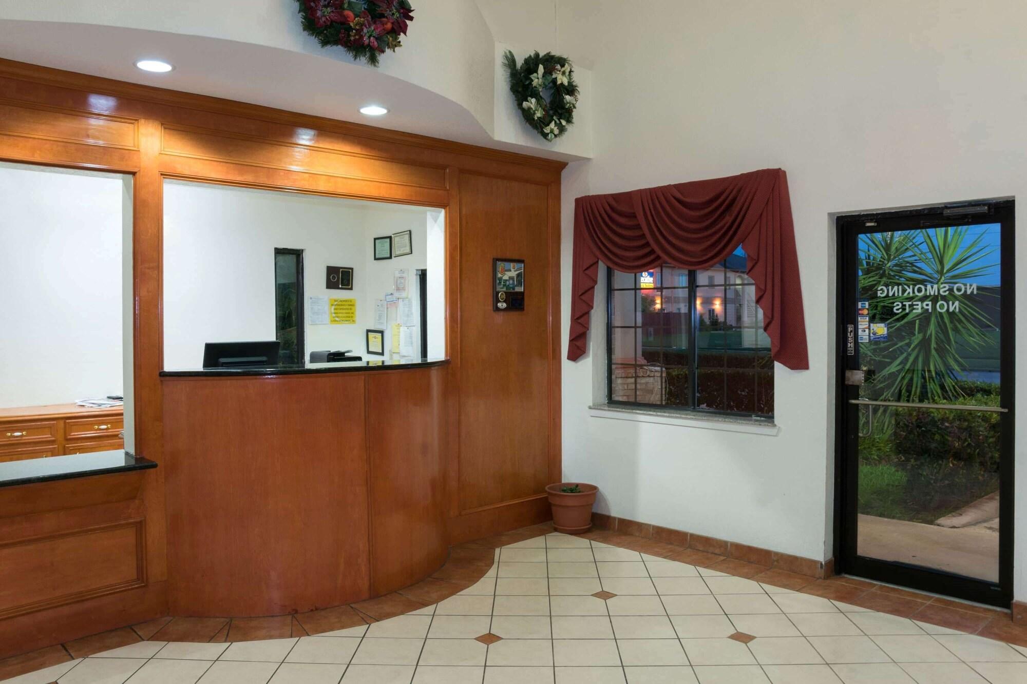Vista Lobby Super 8 by Wyndham Stafford Sugarland Area