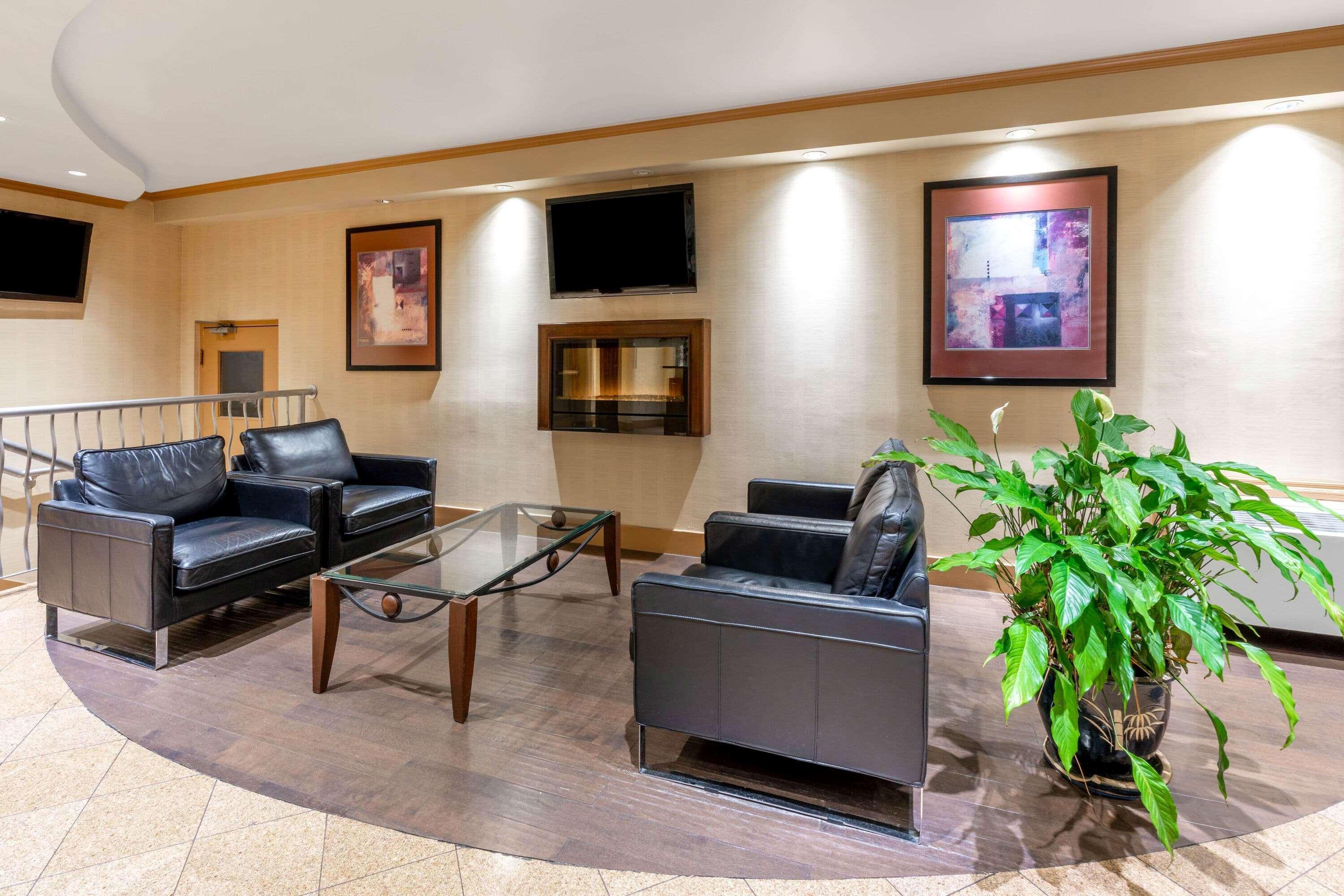 Vista Lobby Ramada by Wyndham Coquitlam